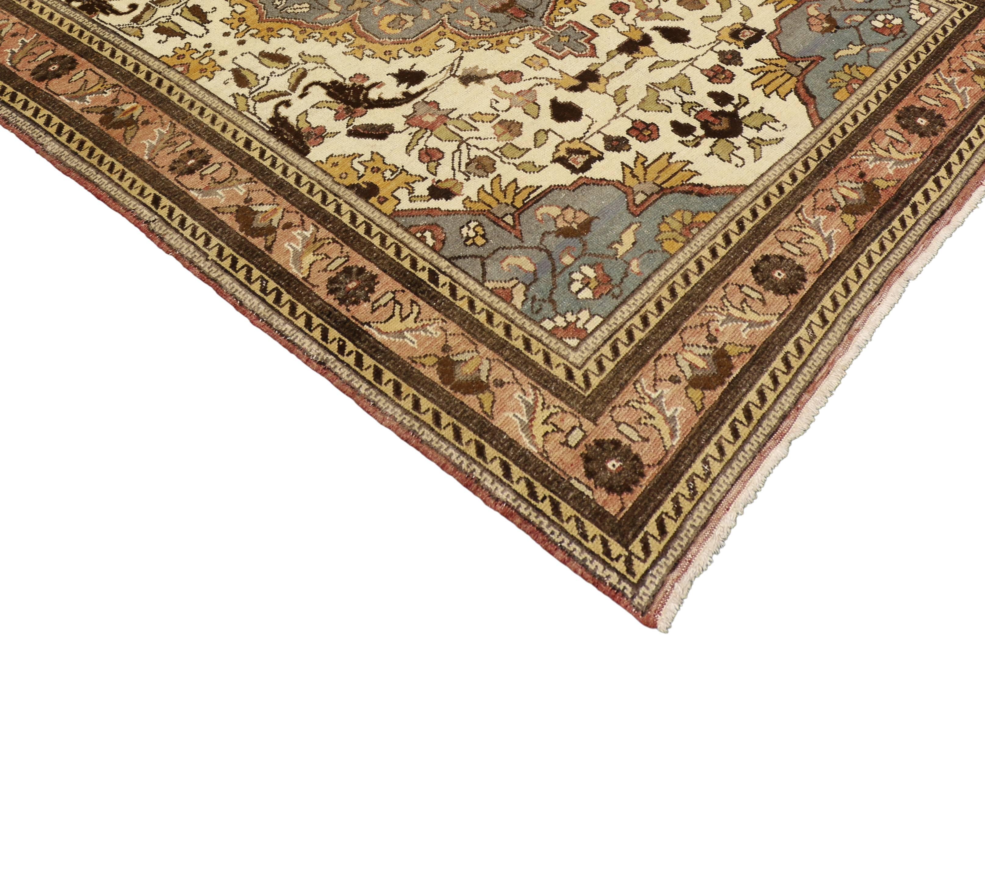 74074 Un tapis vintage Oushak avec un motif de médaillon classique. Ce tapis turc Oushak vintage en laine nouée à la main présente un médaillon central gris sur un champ découpé de couleur crème. Le champ du tapis est couvert d'entrelacs de vignes