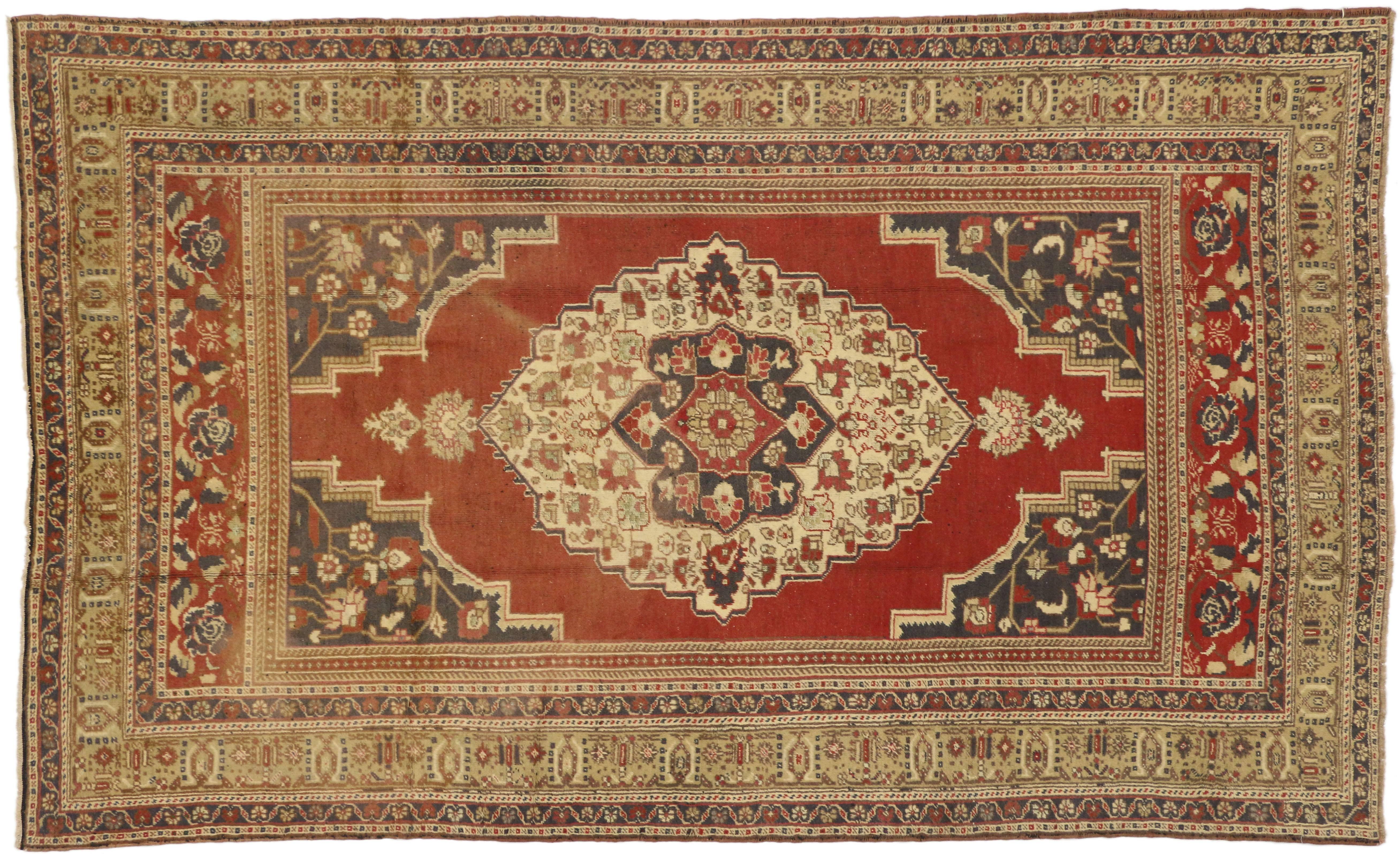 74095, vintage Turkish Oushak rug with traditional style. This hand-knotted wool vintage Turkish Oushak rug features a cusped central medallion in an abrashed field. It is framed with mihrab style quarter panels and enclosed with a classic Turkish