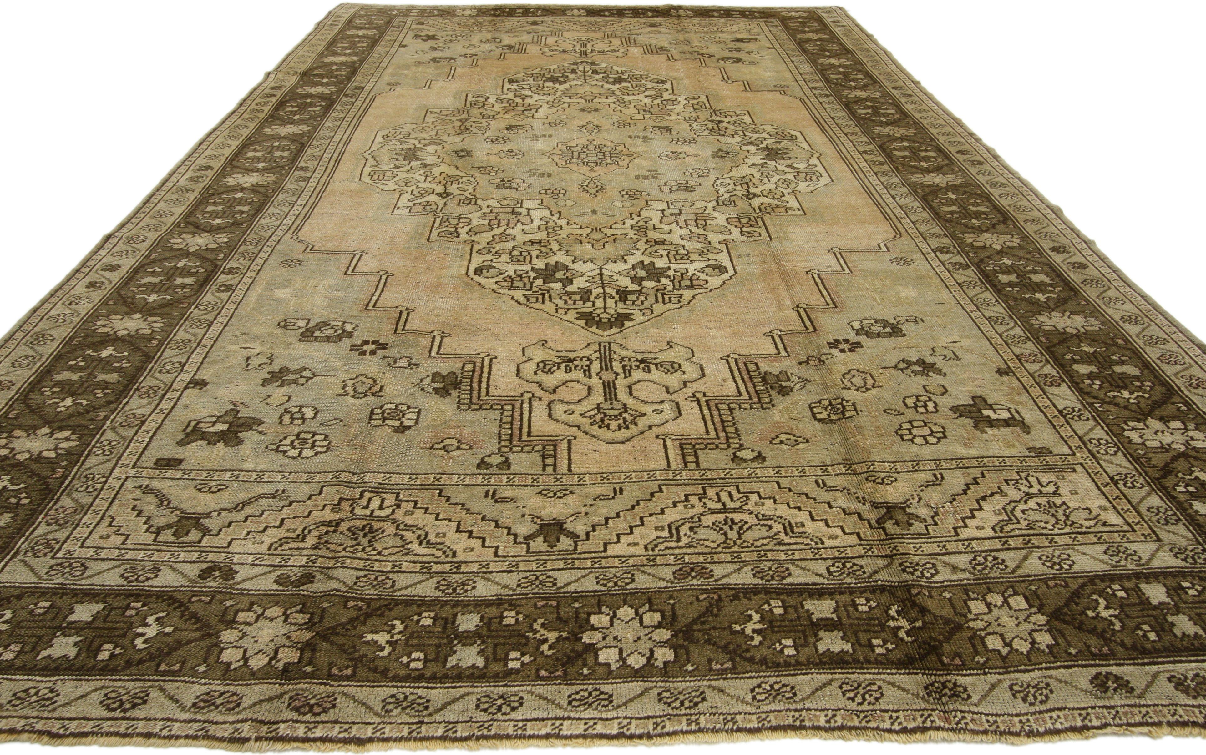 Vintage Turkish Oushak Rug with Traditional Style In Good Condition For Sale In Dallas, TX