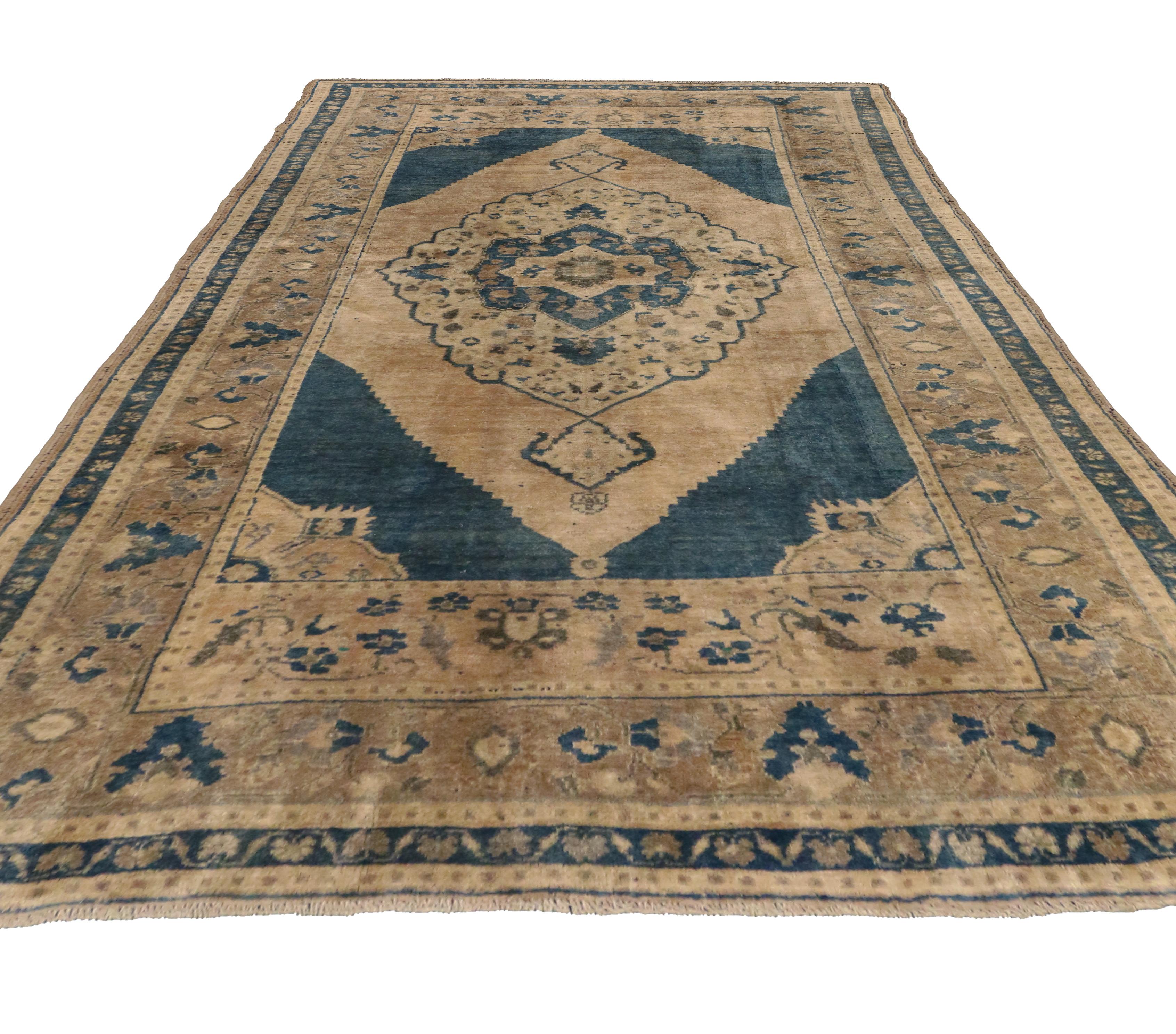 Vintage Turkish Oushak Rug with Traditional Style In Good Condition For Sale In Dallas, TX