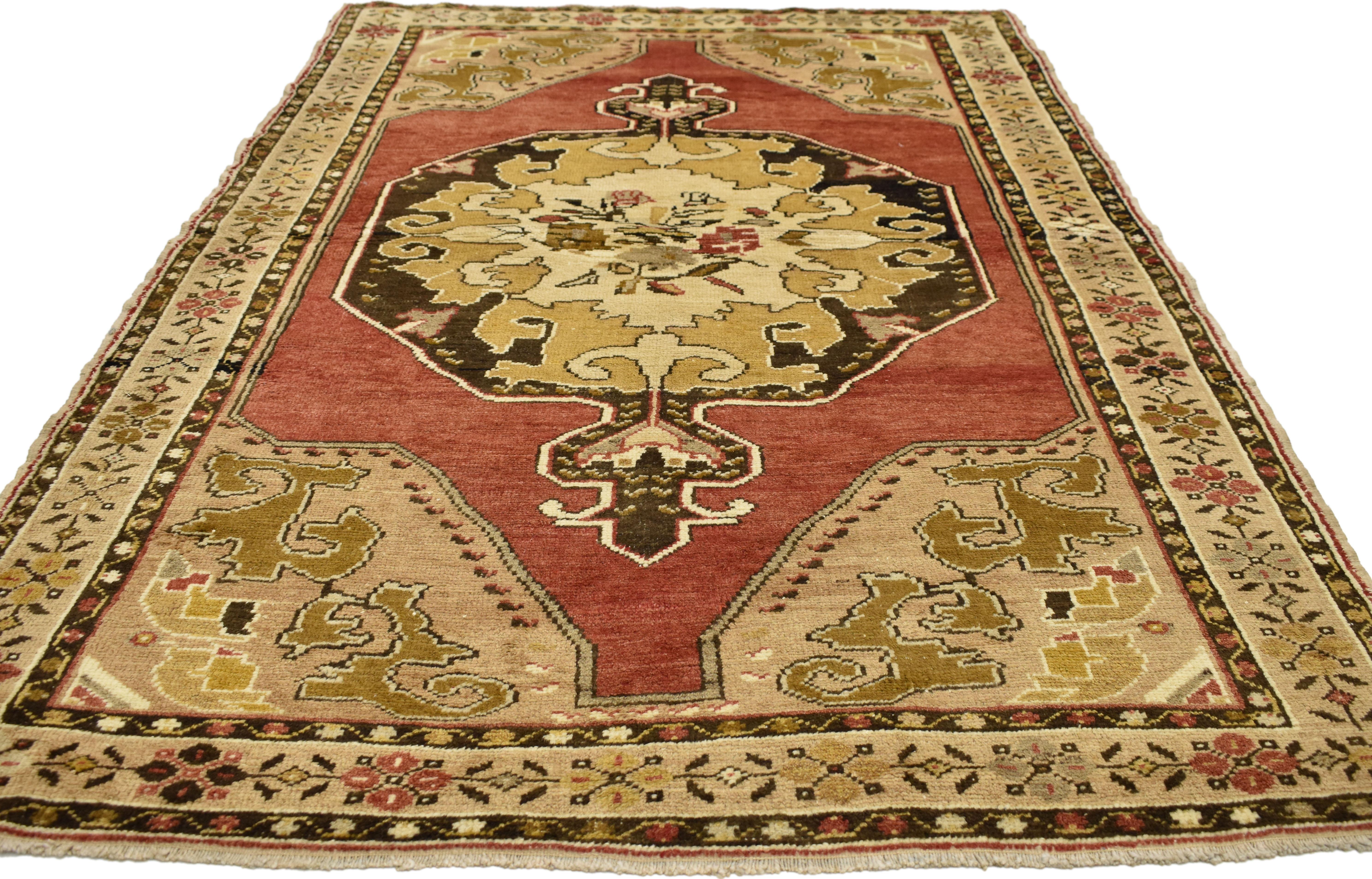 Vintage Turkish Oushak Rug with Traditional Style In Good Condition For Sale In Dallas, TX