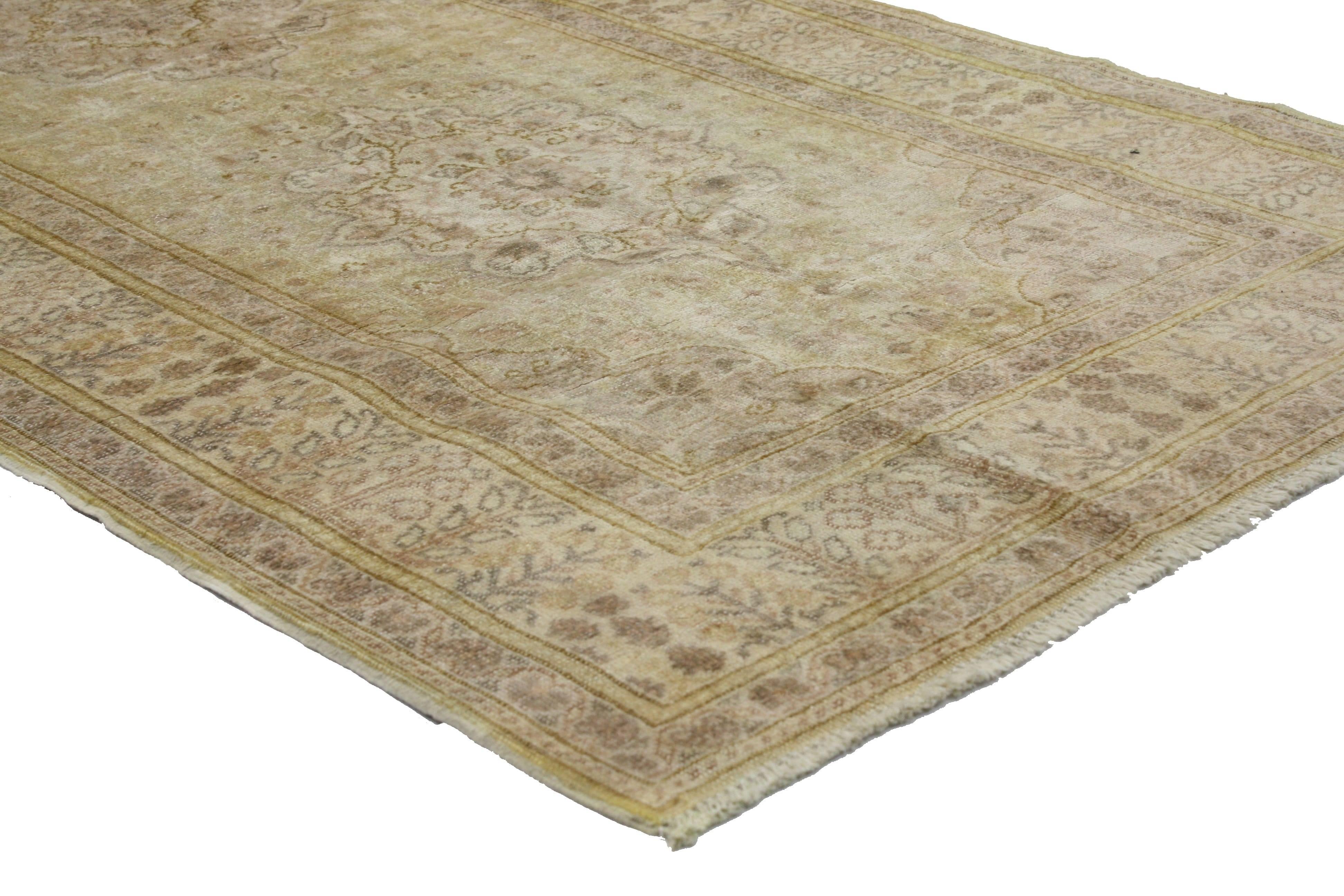 51575 Vintage türkischen Oushak Teppich mit traditionellen Stil 02'11 X 06'10. Dieser handgeknüpfte türkische Oushak-Teppich aus Wolle ist warm und einladend und verkörpert wunderbar den Shaker-Stil. Es zeigt drei spitz zulaufende Medaillons, die in