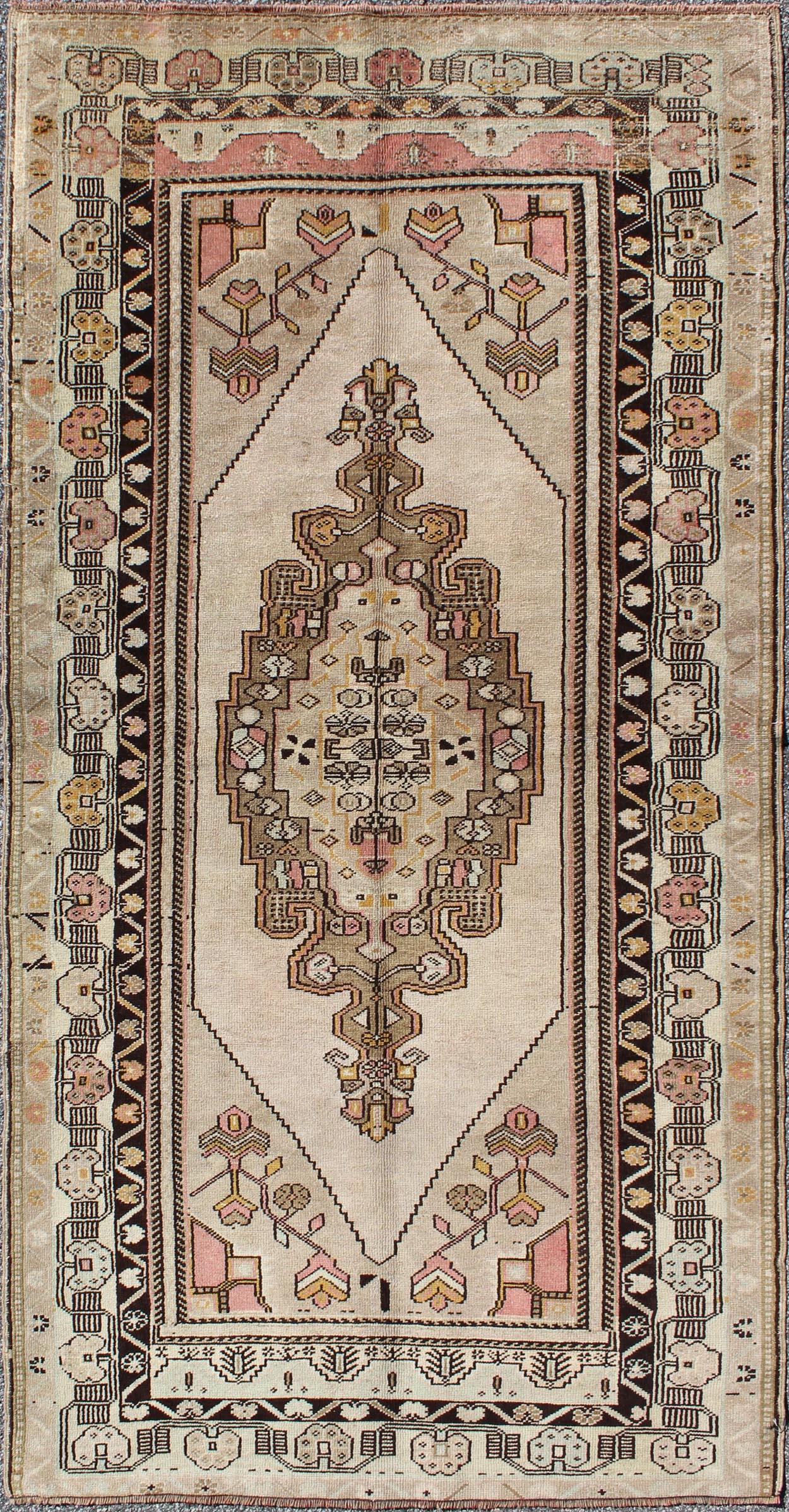 Türkischer Oushak-Teppich mit geometrischem Stammes-Medaillon-Design, Vintage im Angebot 2
