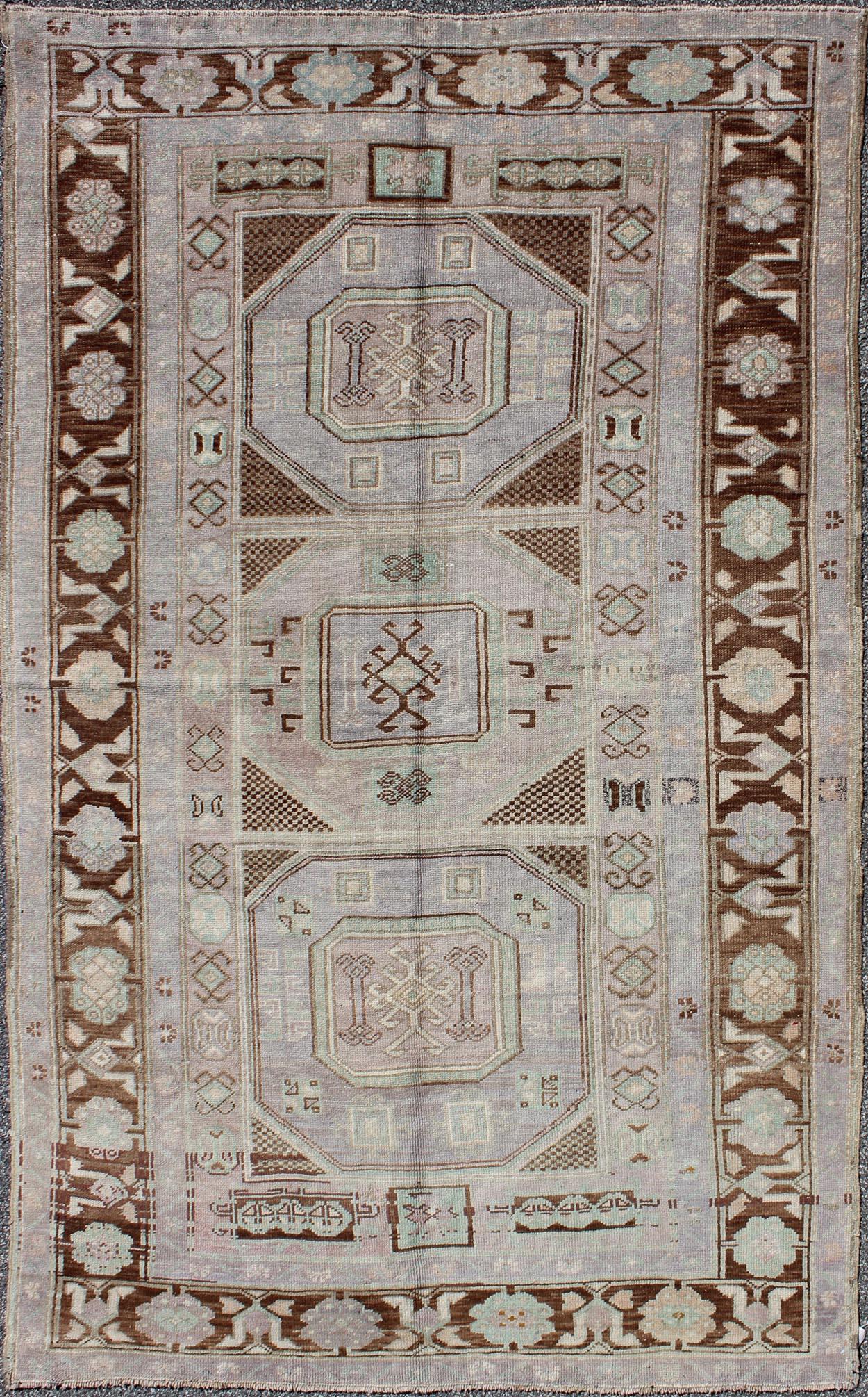 Türkischer Vintage-Oushak-Teppich mit geometrischen Stammesmedaillons in hellem Lavendel im Angebot 2