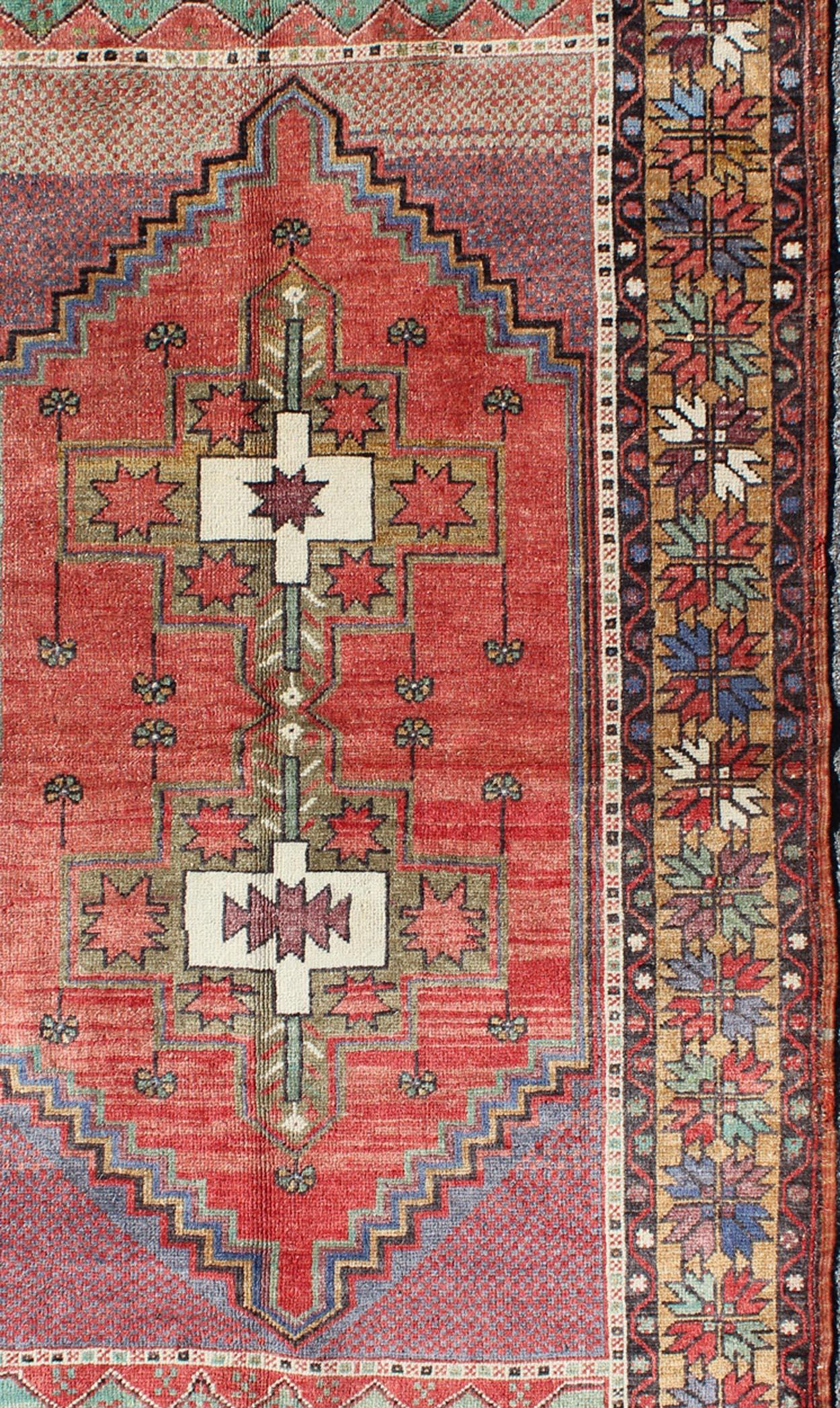 Tribal vintage Oushak rug with geometric medallion design, rug TU-TOZ-3353, country of origin / type: Turkey / Oushak, circa 1940

Measures: 3'11 x 6'10.