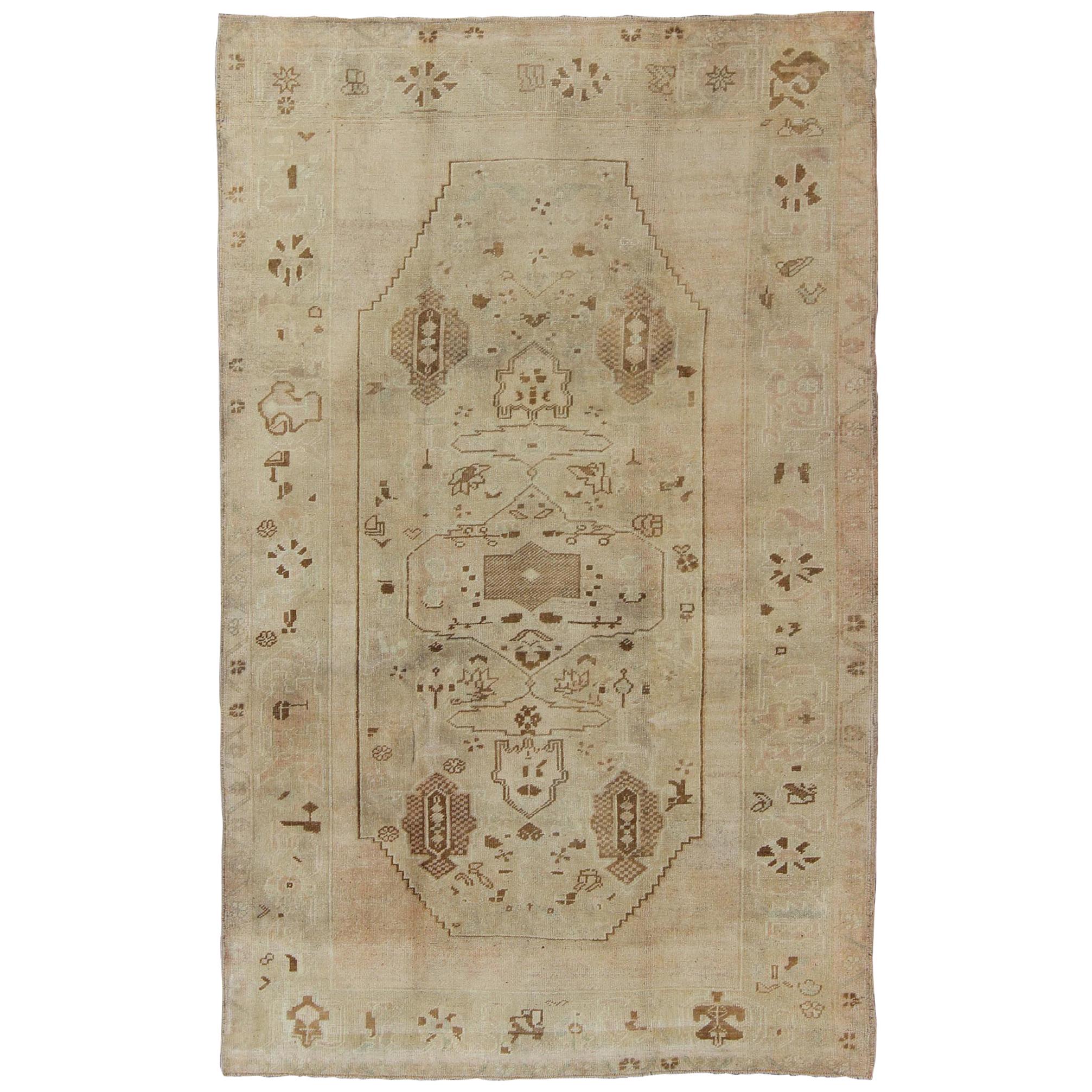 Tapis turc vintage Oushak avec motifs tribaux en nuances de marron et de crème