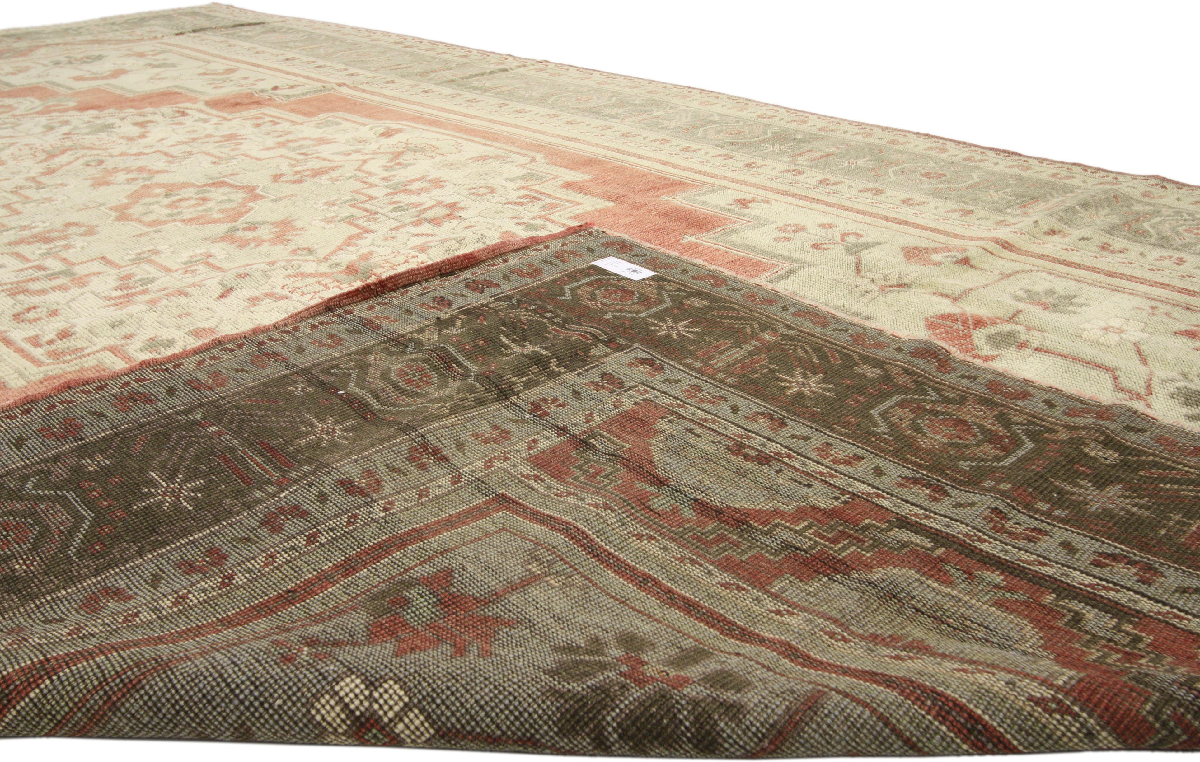 Tapis turc vintage d'Oushak avec style Tudor en vente 1