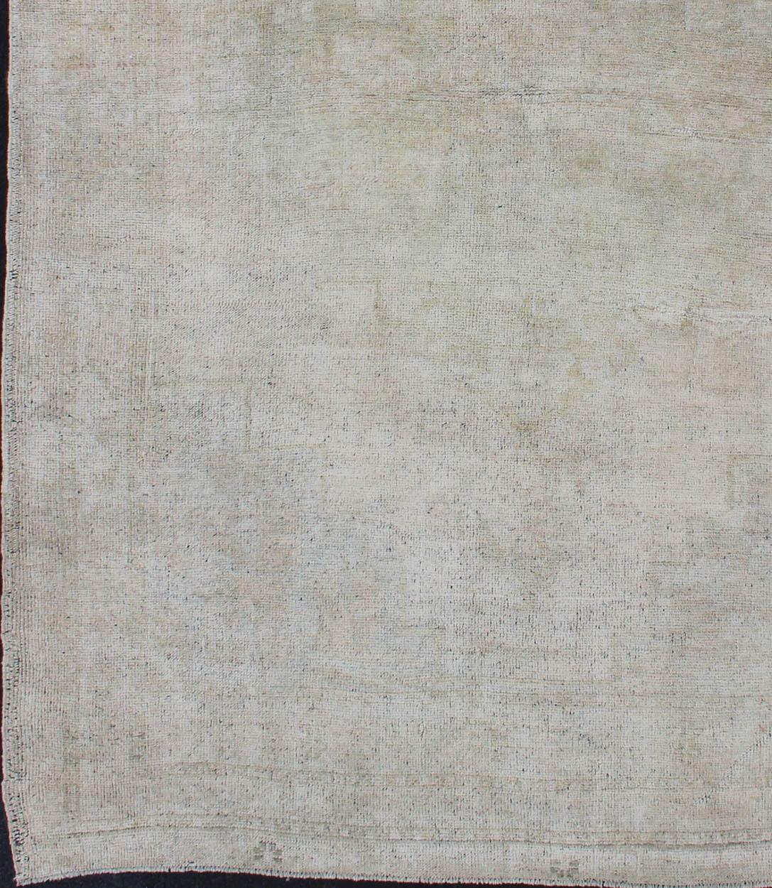 Vintage Turkish Oushak Rug with Understated Design and Muted Tones. 

Muted Vintage Oushak from Turkey, Keivan Woven Arts/ rug/ EN-115823, country of origin / type: Turkey / Oushak, circa 1940

Measures: 4' x 6'2

This Oushak carpet features a