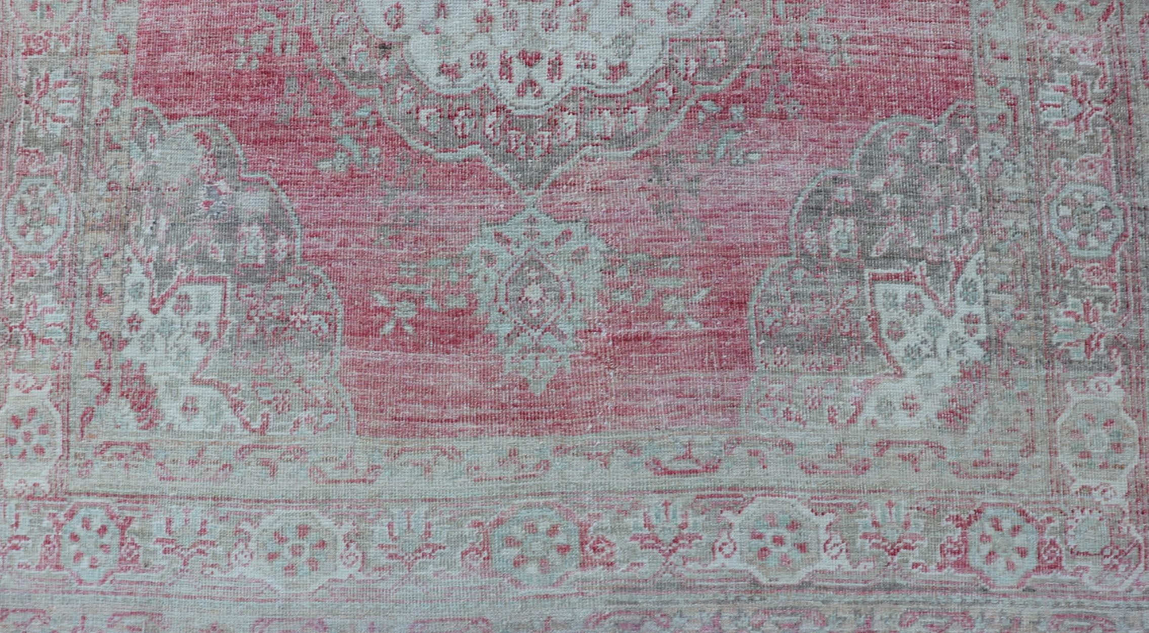Mesures : 5'0 x 14'3
Vintage By Oushak Rug with Vibrant Multicolor Geometric Patterns 5'0 x 14'3. Keivan Woven Arts / Tapis / EN-14398 Pays d'origine / type : Turquie / Oushak 

Ce tapis Oushak turc vintage présente un design vibrant et audacieux,