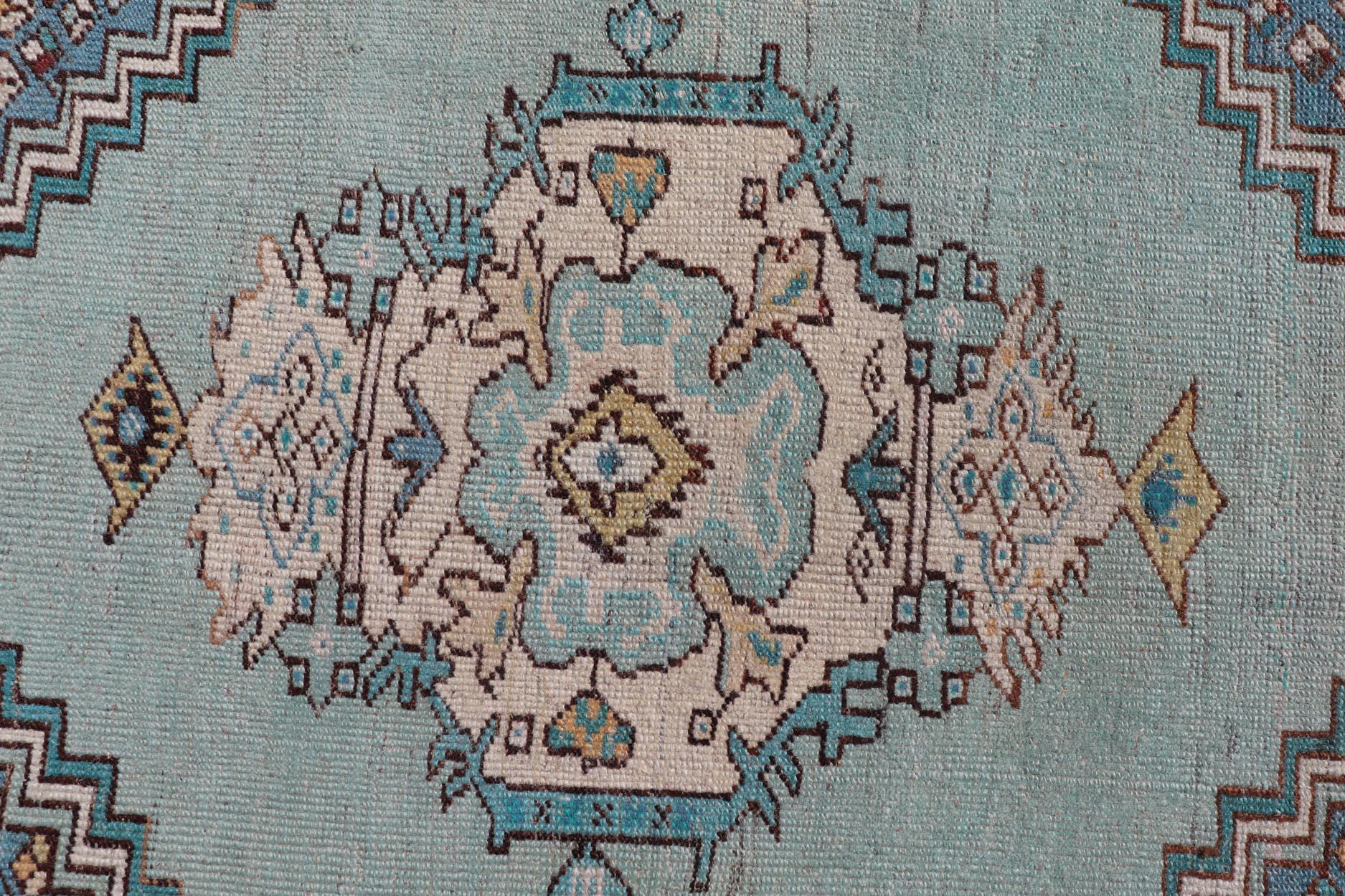 Alfombra Turca Oushak Vintage con Acentos Vibrantes de Color Azul Teja y Granate Rico Turco en venta