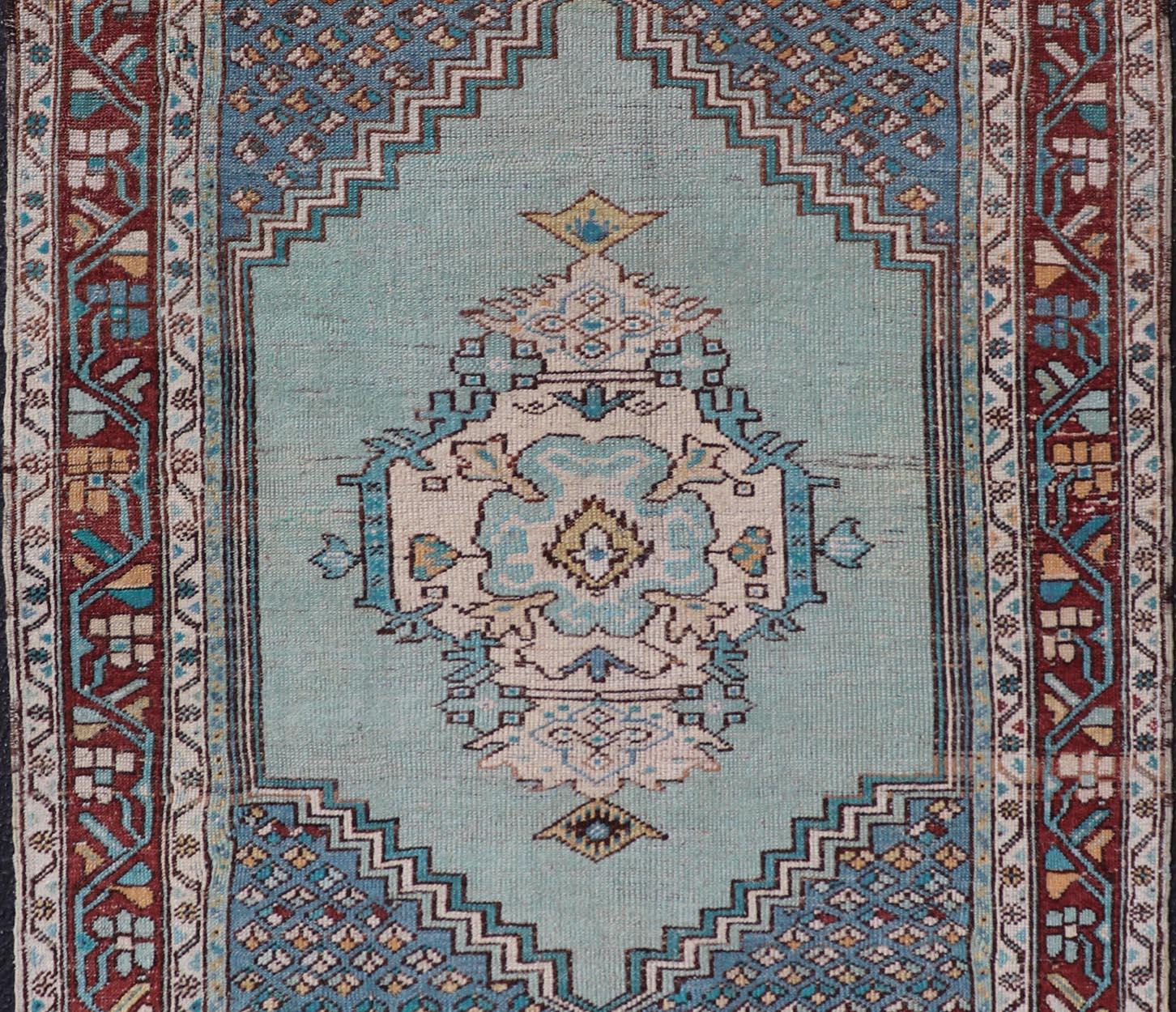 Alfombra Turca Oushak Vintage con Acentos Vibrantes de Color Azul Teja y Granate Rico siglo XX en venta