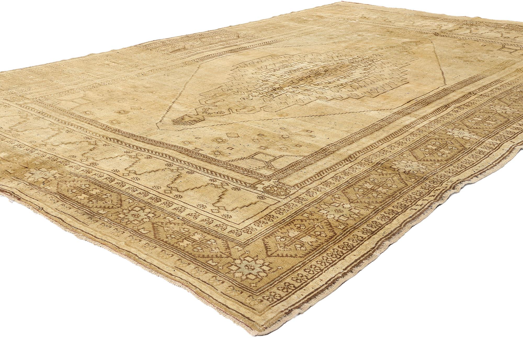 50503 Tapis turc Oushak Vintage Earth-Tone, 06'08 x 10'08. Comme un parchemin illuminé par le temps et adouci par la lumière dorée de l'Anatolie, ce tapis Oushak turc vintage en laine noué à la main drape son histoire de teintes délavées par le