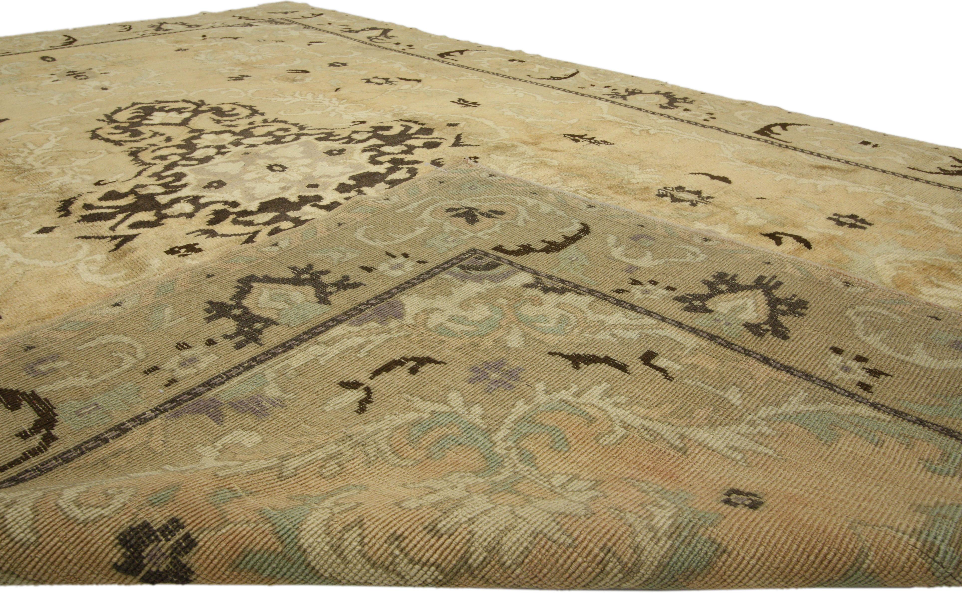 Vintage Turkish Oushak Rug with Warm Luxe Home Style In Good Condition For Sale In Dallas, TX