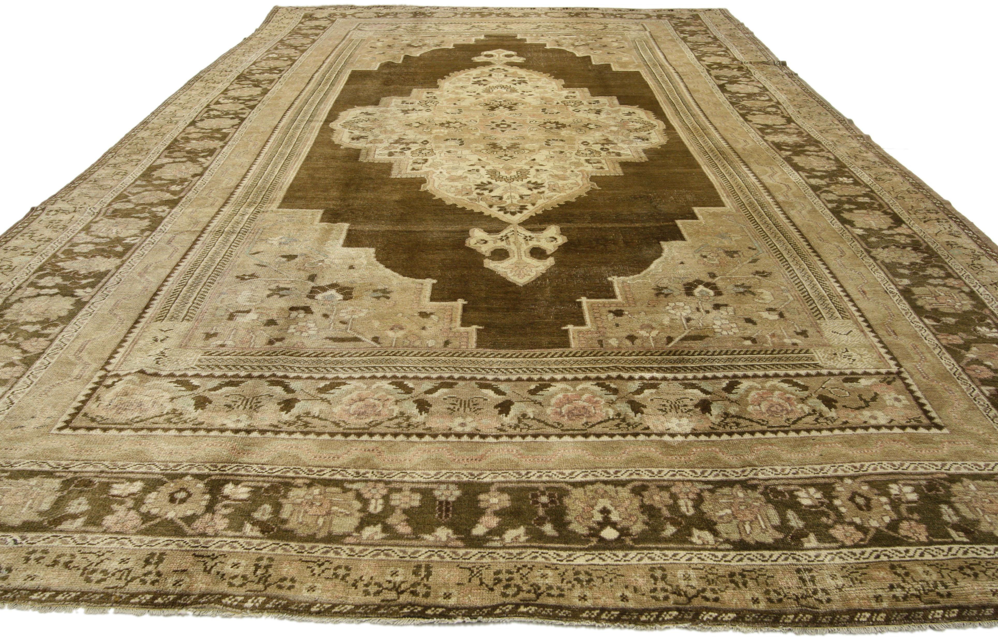 Türkischer Oushak-Teppich im Vintage-Stil im luxuriösen russischen Wohnstil, Vintage (Handgeknüpft) im Angebot