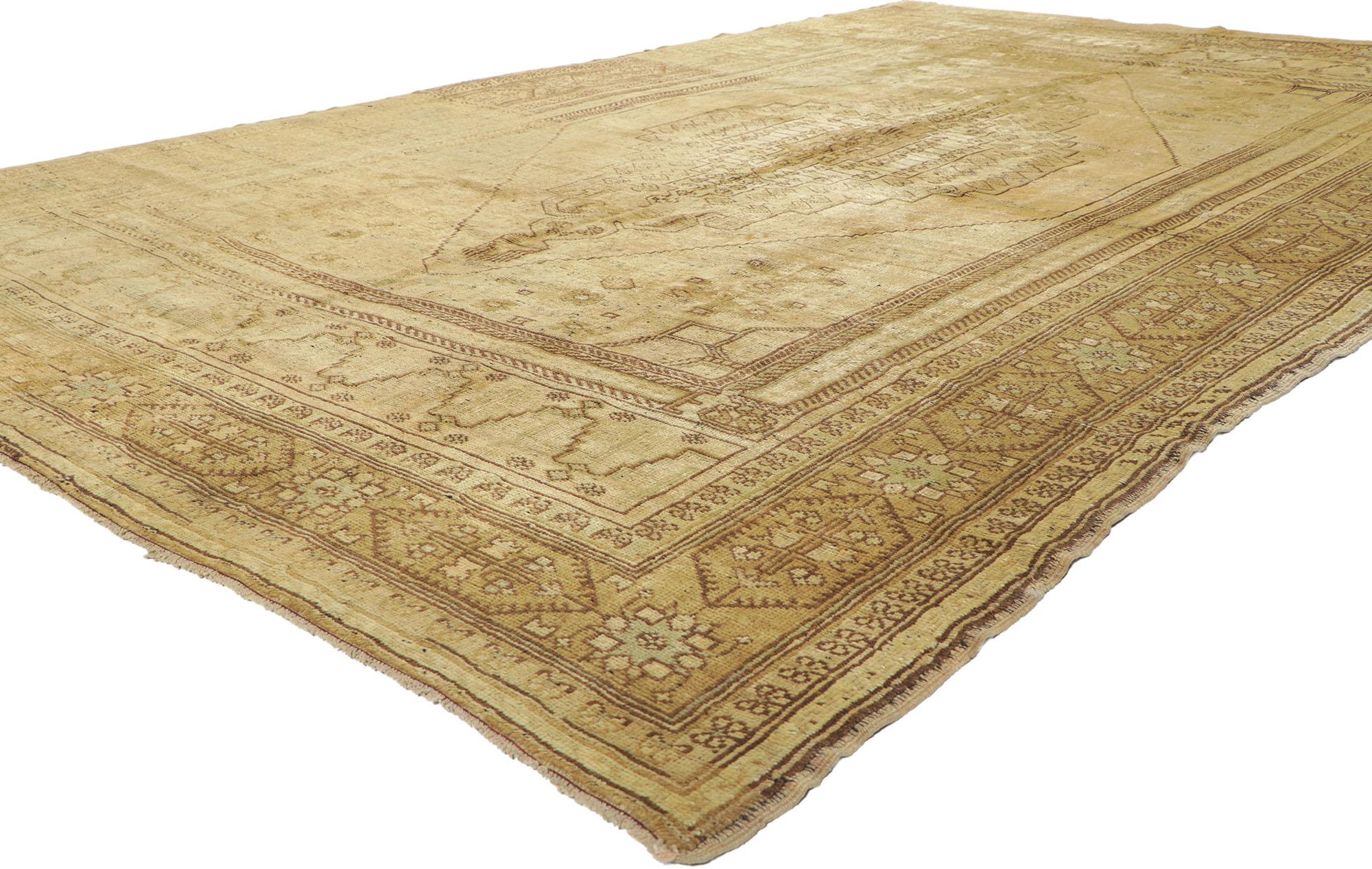 50503, alter türkischer Oushak-Teppich mit warmen Erdtönen. Dieser handgeknüpfte türkische Oushak-Teppich aus Wolle zeigt ein Rautenmedaillon mit Kammanhängern an beiden Enden, das in einem sechseckigen, abgestuften Ausschnittfeld schwebt. Jede
