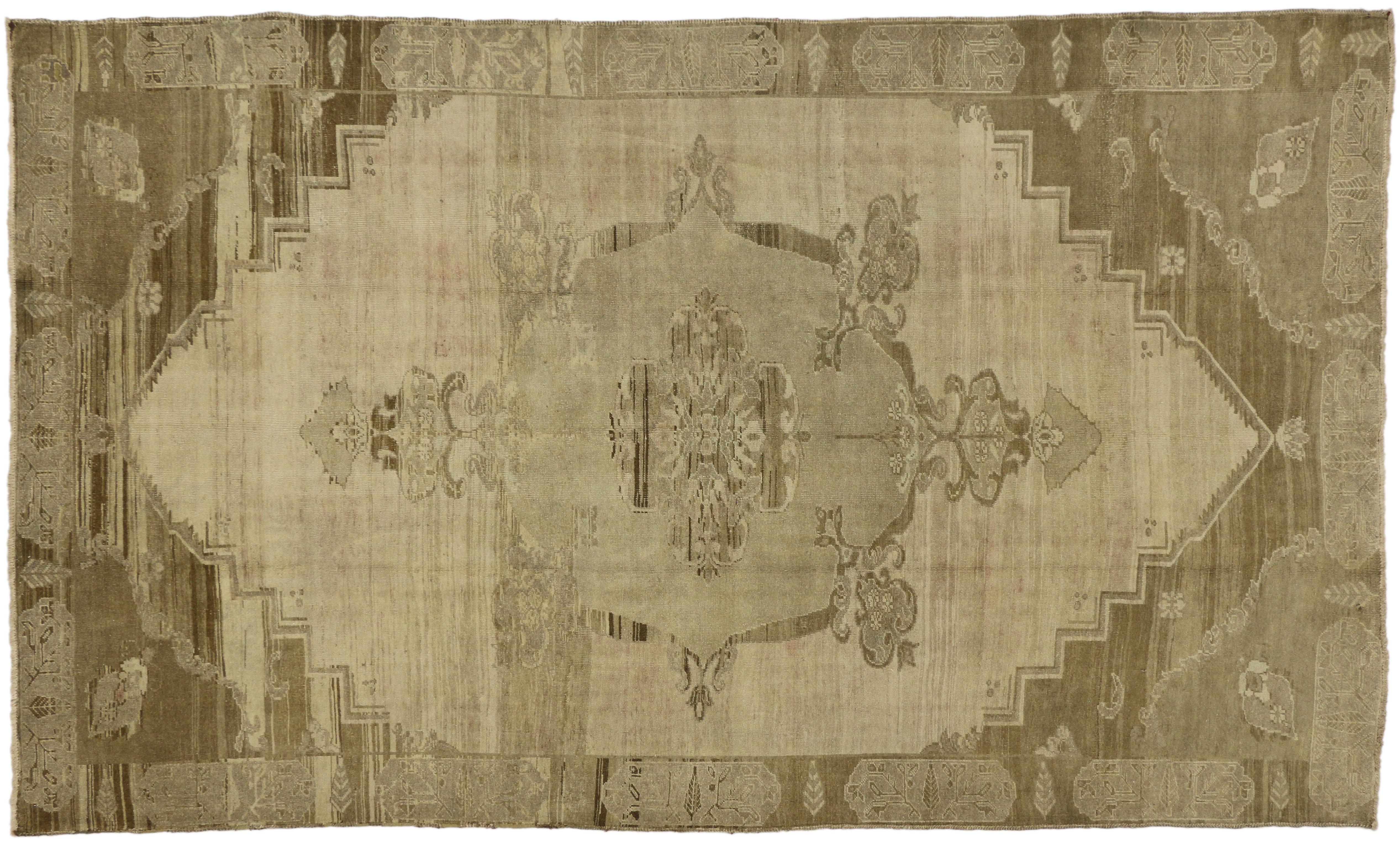 51381 Vintage Turkish Oushak Rug with Warm, Neutral Colors and Modern Style. This hand-knotted wool vintage Turkish Oushak rug bears a remarkable air of chic sophistication with its muted colors and modern style. A finely fashioned elegant medallion