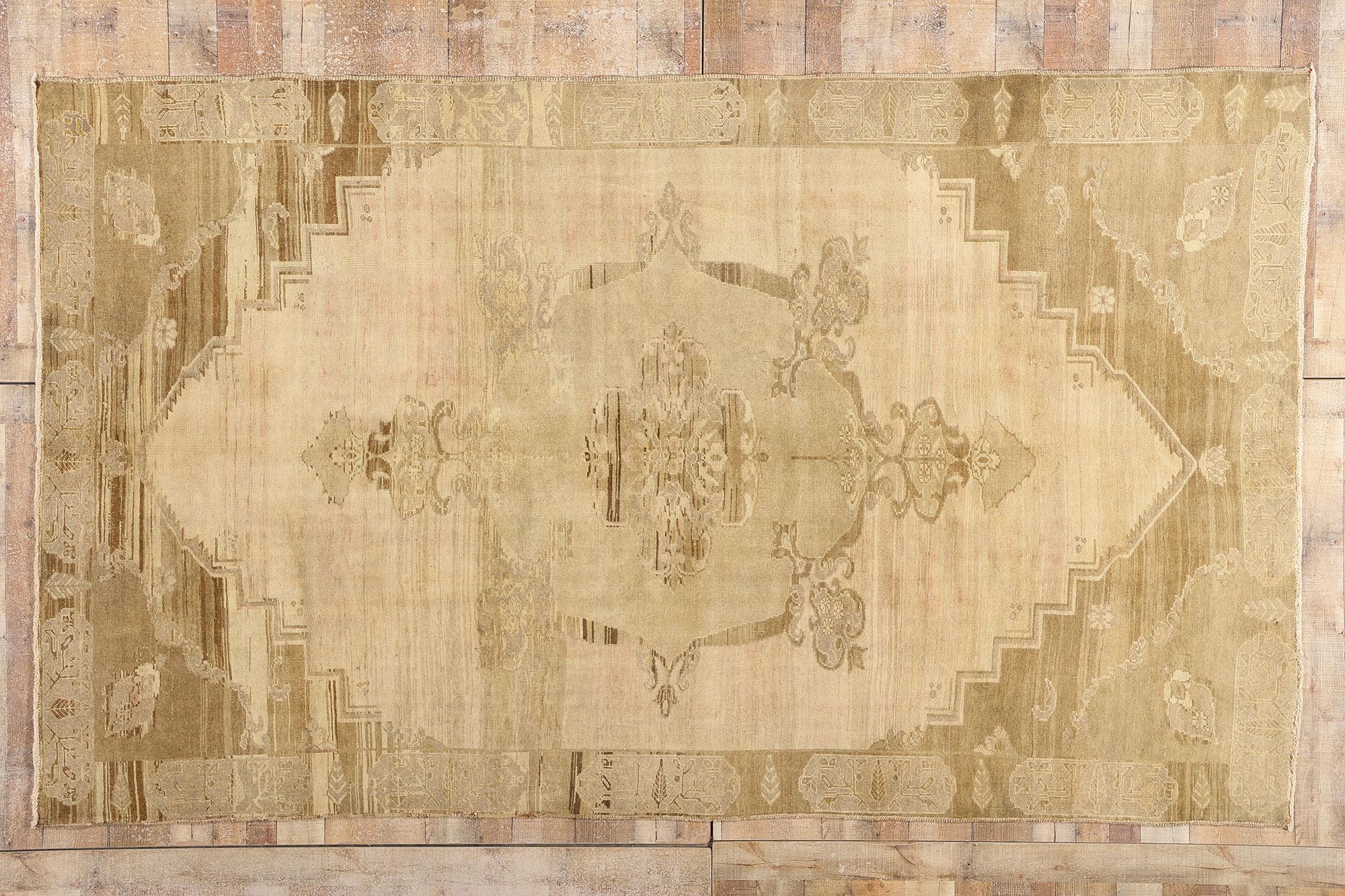 1930's Turkish Oushak Rug with Warm, Neutral Colors and Modern Style For Sale 4