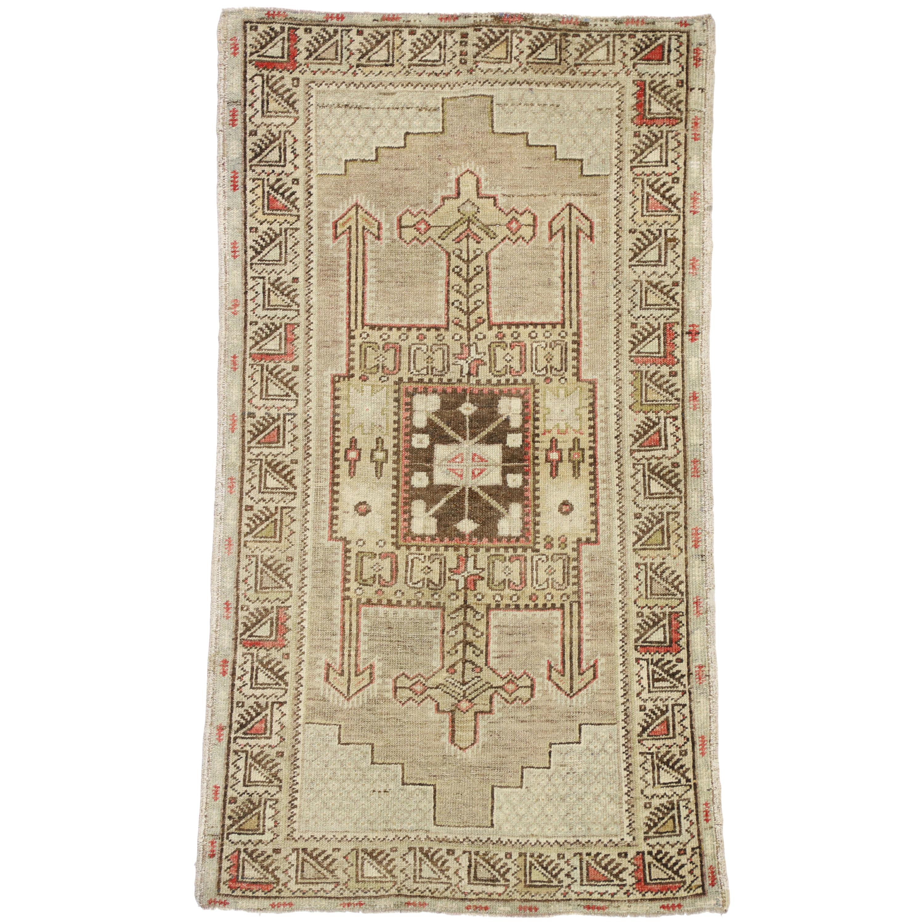 Tapis turc vintage Oushak avec couleurs chaudes et neutres, court tapis de couloir de couloir