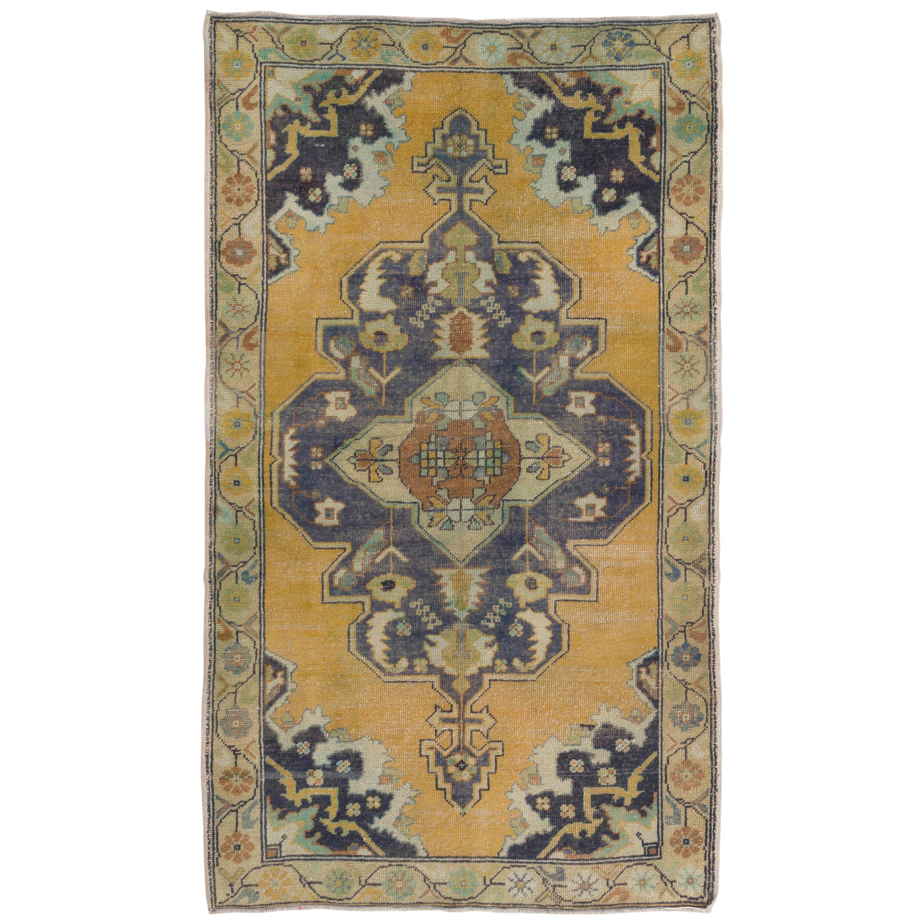 Vintage Oriental Rug in Red and Green. Handknotted Wool Carpet. Floor