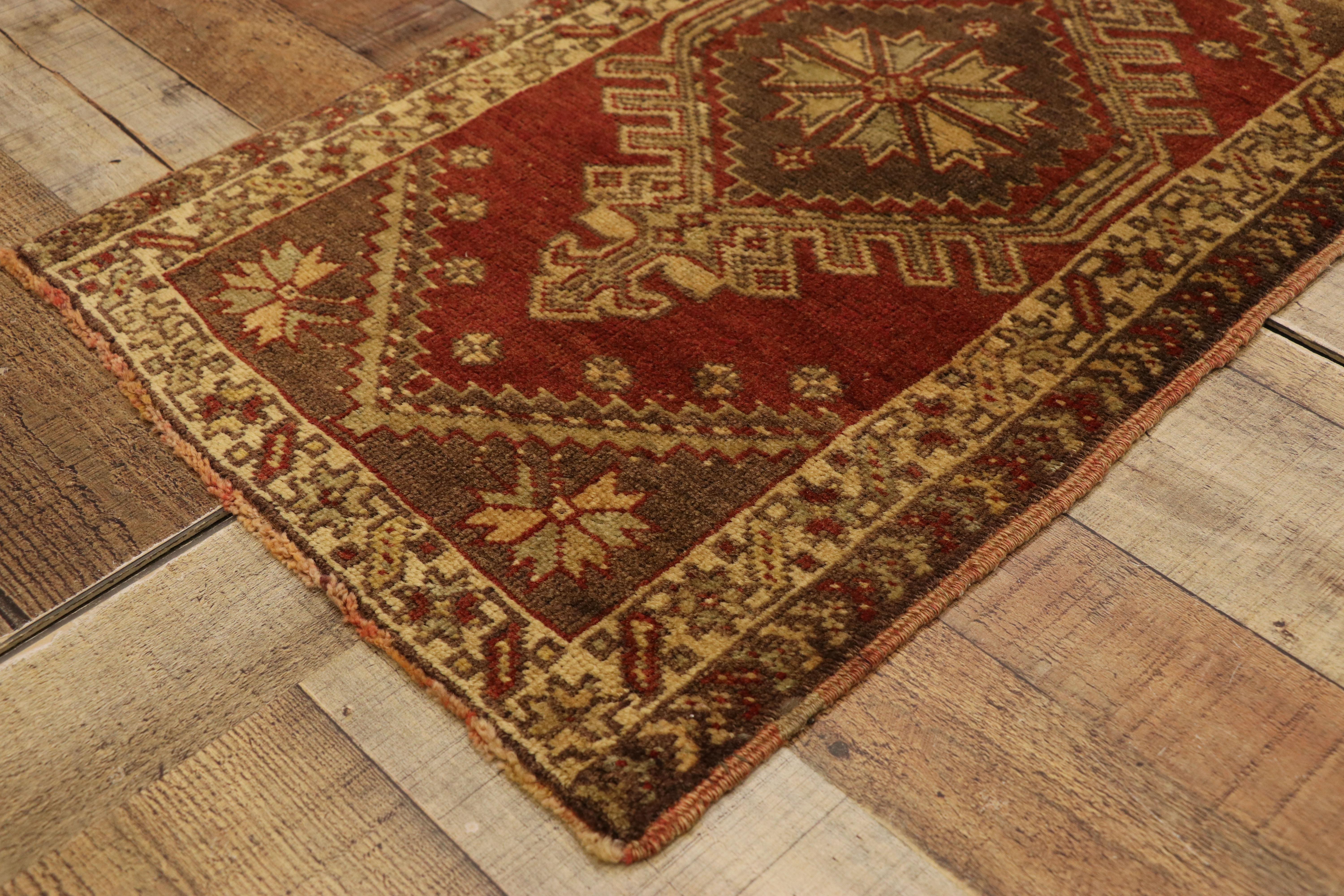 50779 Vintage Turkish Oushak Rug Yastik Scatter Rug, Small Accent Rug 01'07 x 02'08. This vintage Turkish Oushak rug features a modern traditional style. Immersed in Anatolian history and refined colors, this vintage Oushak rug combines simplicity