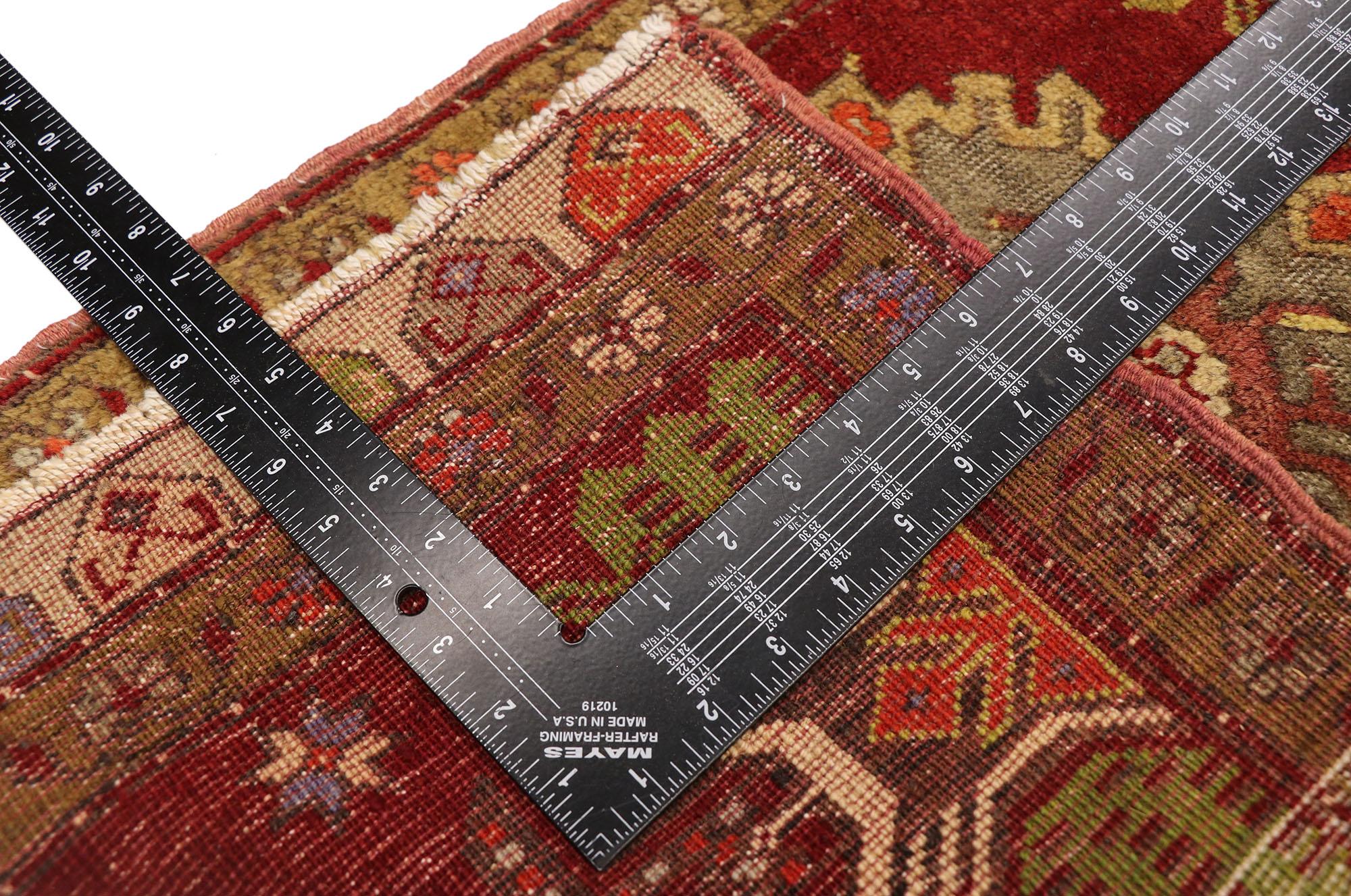 50783  Vintage Turkish Oushak Yastik Scatter Rug, Kleiner Akzentteppich. Dieser alte türkische Oushak-Teppich zeichnet sich durch einen modernen, traditionellen Stil aus. Mit seiner anatolischen Geschichte und den raffinierten Farben verbindet