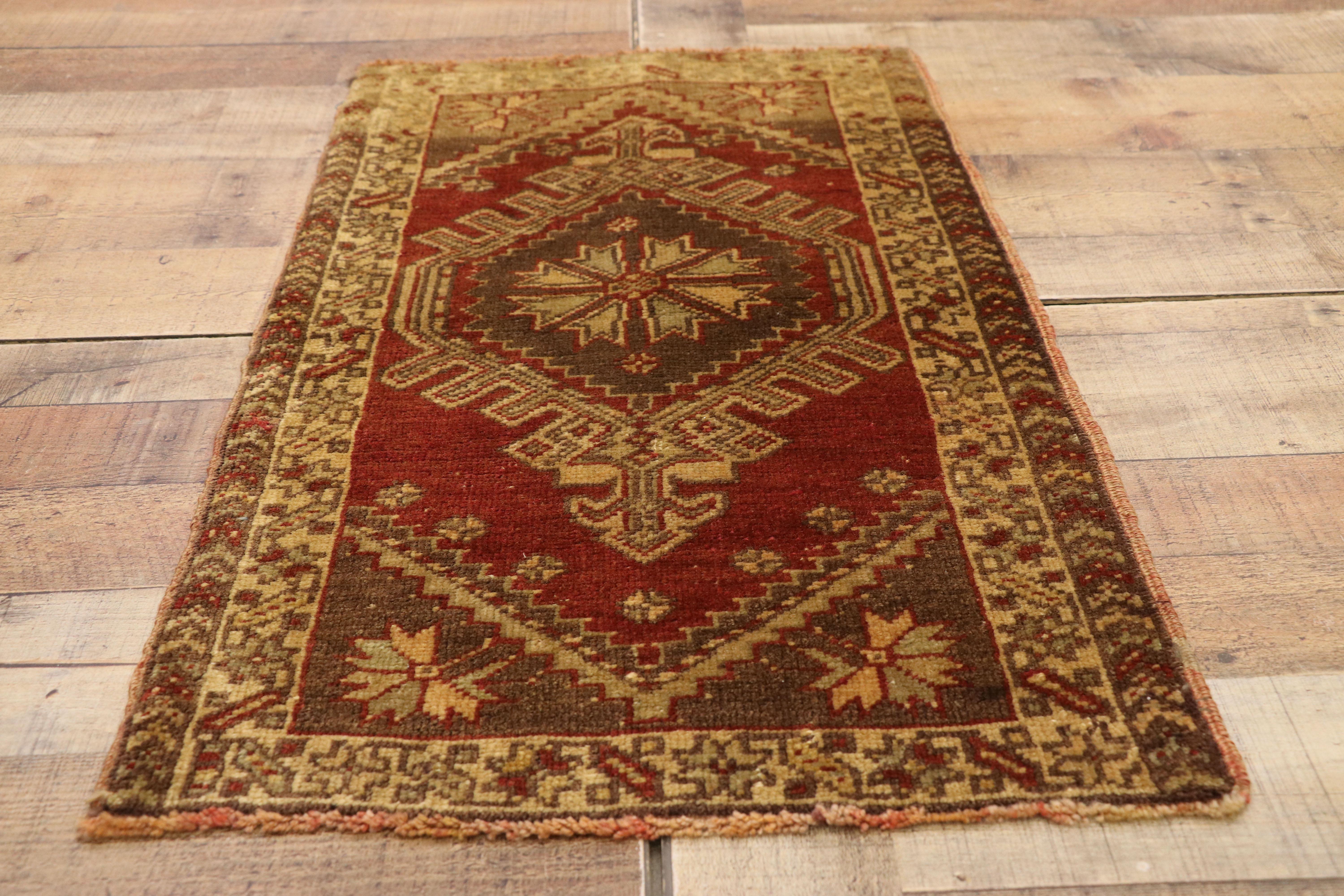 Vintage Turkish Oushak Rug Yastik Scatter Rug, Small Accent Rug In Good Condition For Sale In Dallas, TX