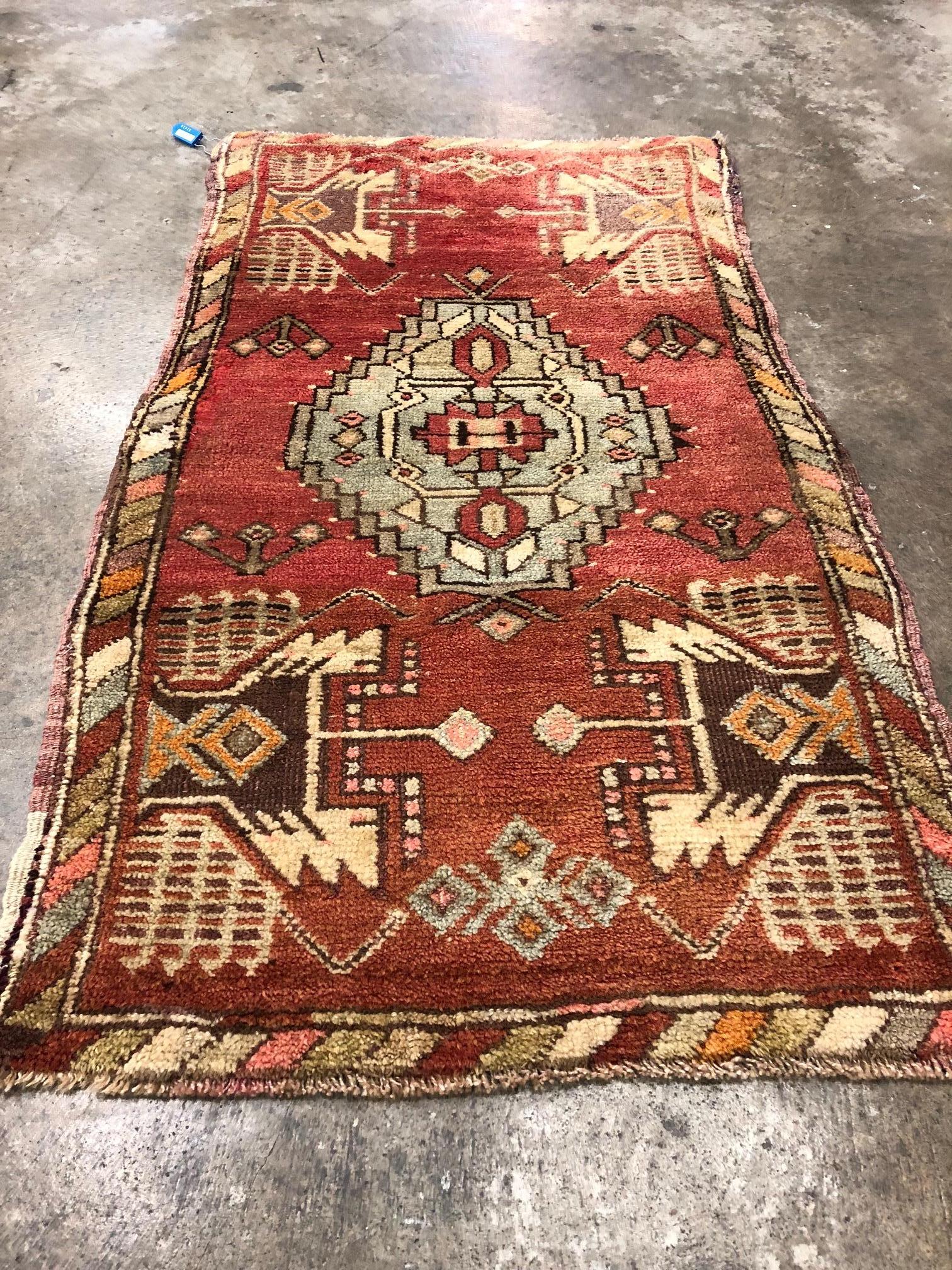 Vintage Turkish Oushak Rug Yastik Accent Rug In Good Condition In Dallas, TX