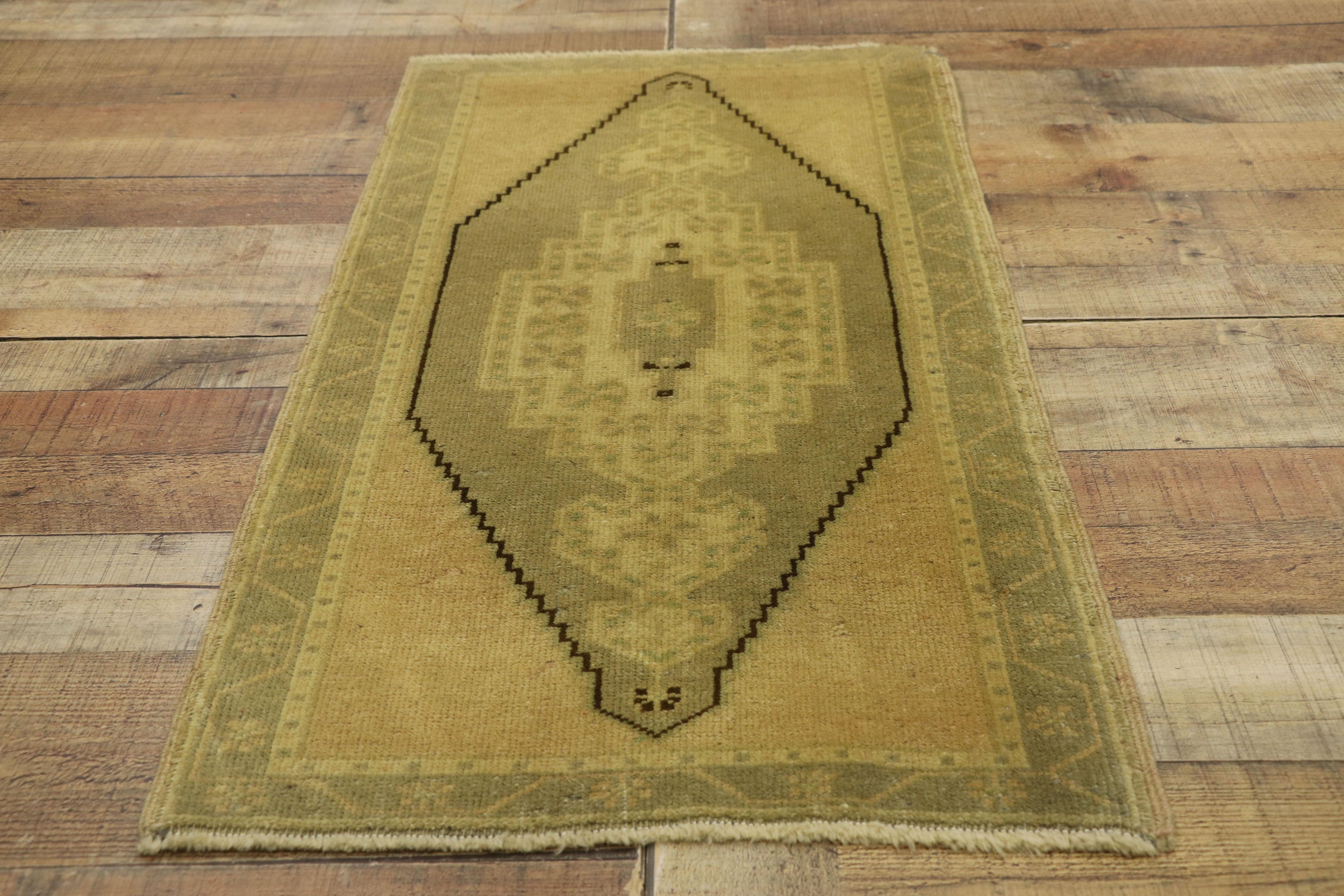 Vintage Turkish Oushak Yastik Scatter Rug, Small Accent Rug  For Sale 2