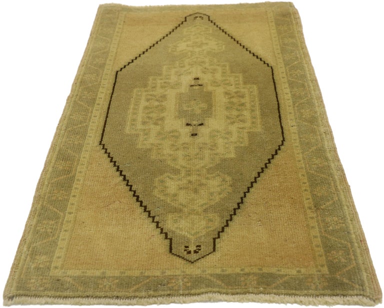 Vintage Turkish Oushak Yastik Scatter Rug, Small Accent Rug  In Good Condition For Sale In Dallas, TX
