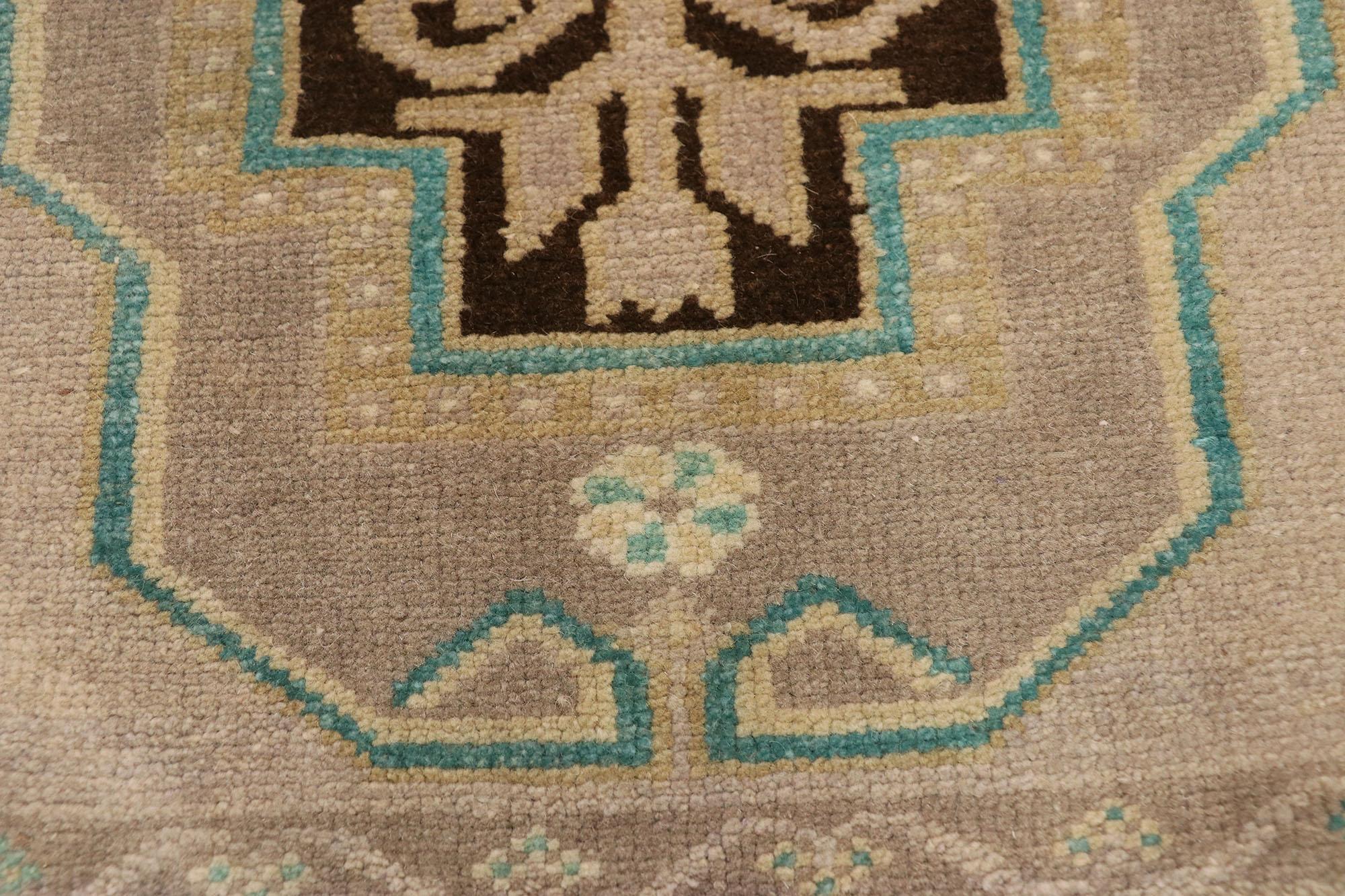 Vintage Turkish Oushak Yastik Scatter Rug, Small Accent Rug In Good Condition For Sale In Dallas, TX