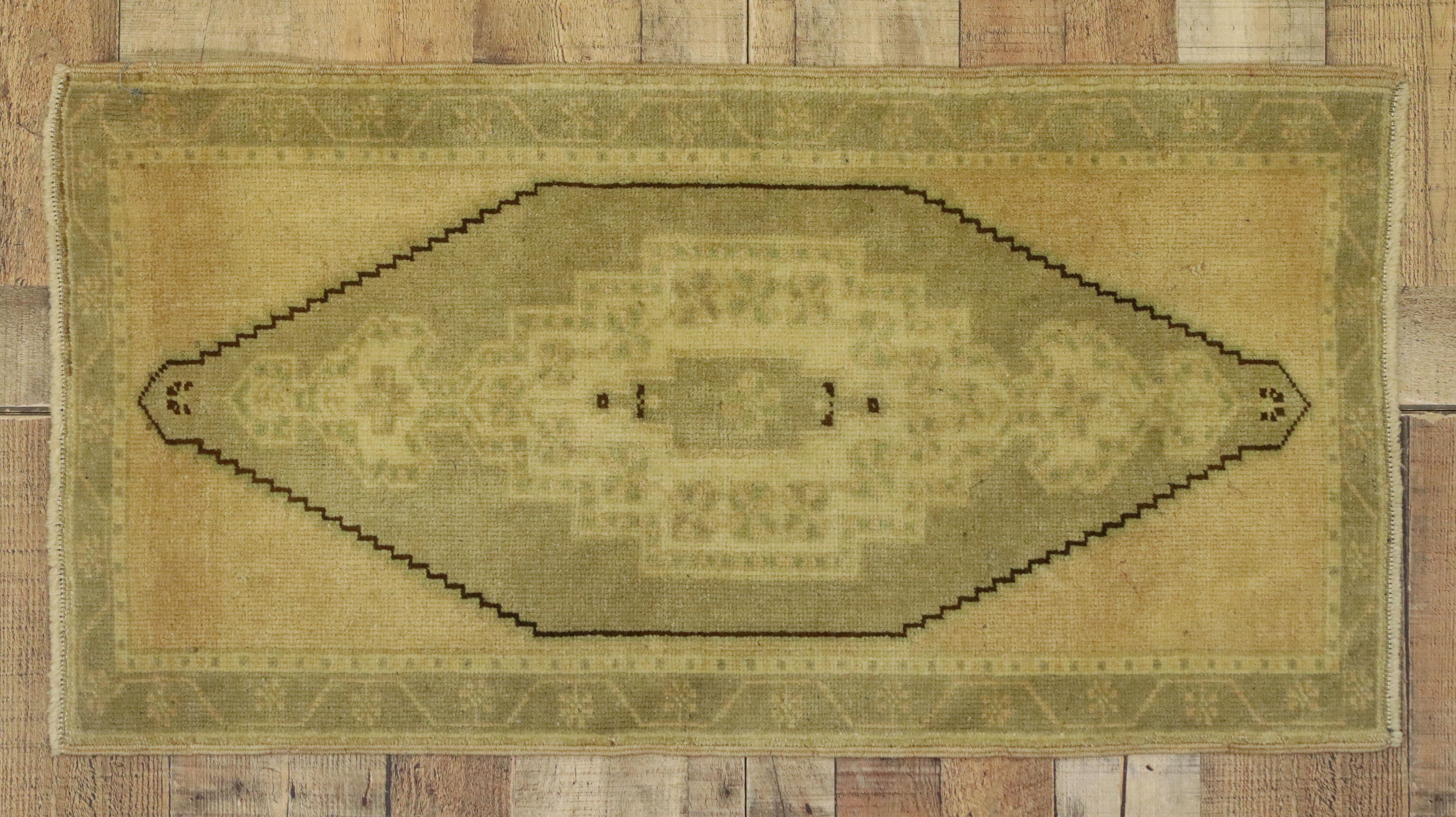 Vintage Turkish Oushak Yastik Scatter Rug, Small Accent Rug  For Sale 3