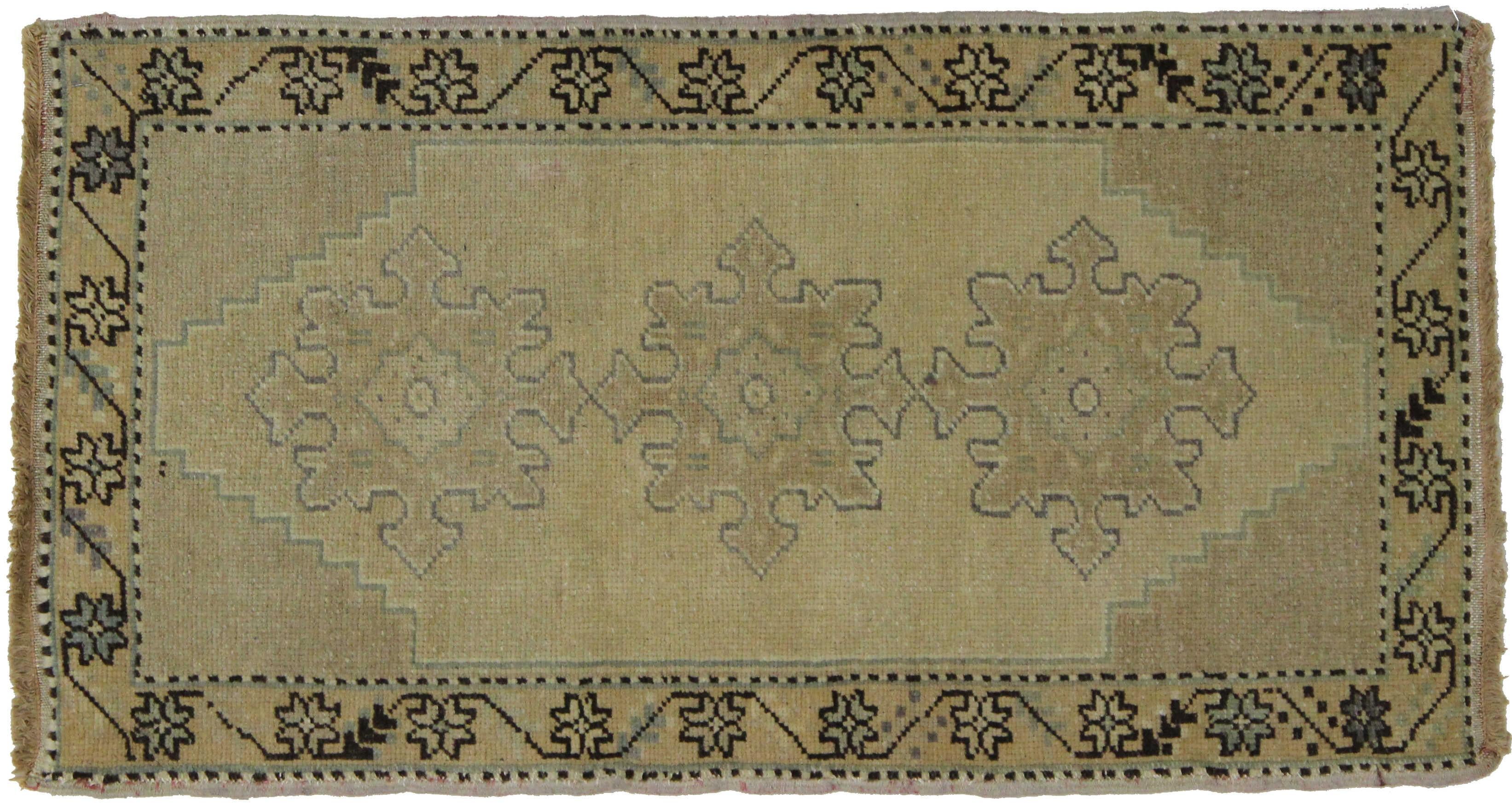 50952, vintage Turkish Oushak rug Yastik Accent rug. This vintage Turkish Oushak rug features a modern traditional style. Immersed in Anatolian history and refined colors, this vintage Oushak rug combines simplicity with sophistication. Impeccably