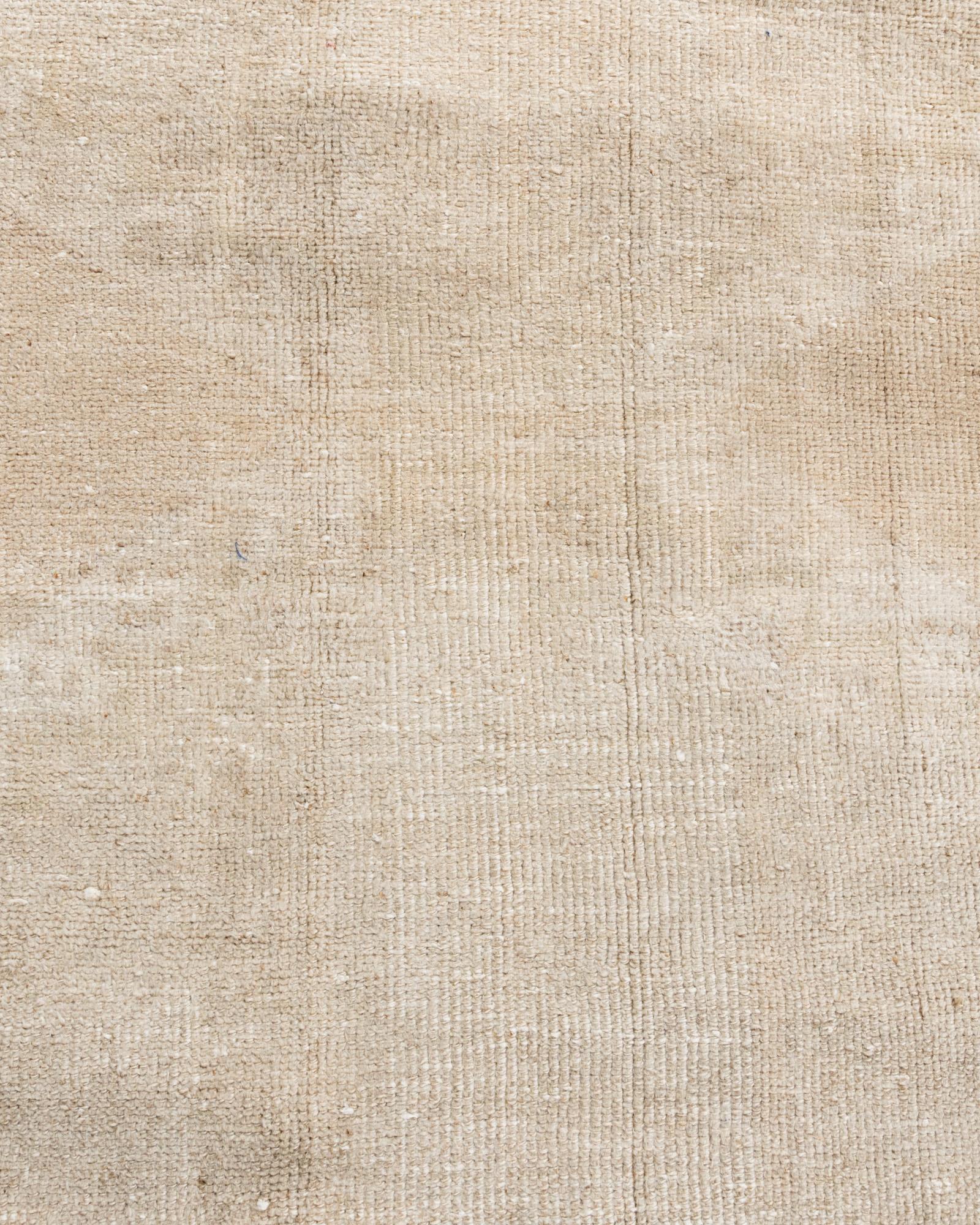 Vintage Türkisch Oushak Läufer 2'9 X 12'5. Oushaks sind für ihre weichen Farben in Kombination mit exzentrischen Zeichnungen bekannt. Oushak in der Westtürkei hat die längste ununterbrochene Geschichte der Teppichweberei, die mindestens bis in die