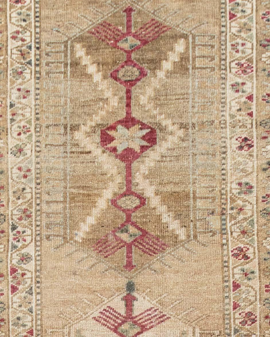Vintage Turkish Oushak Runner 2'9 X 16'8. Questo tappeto presenta un Abrash, ovvero un cambiamento naturale di colore che si verifica quando vengono utilizzate tinture diverse in un lotto di lana e che conferisce unicità e bellezza extra al tappeto.