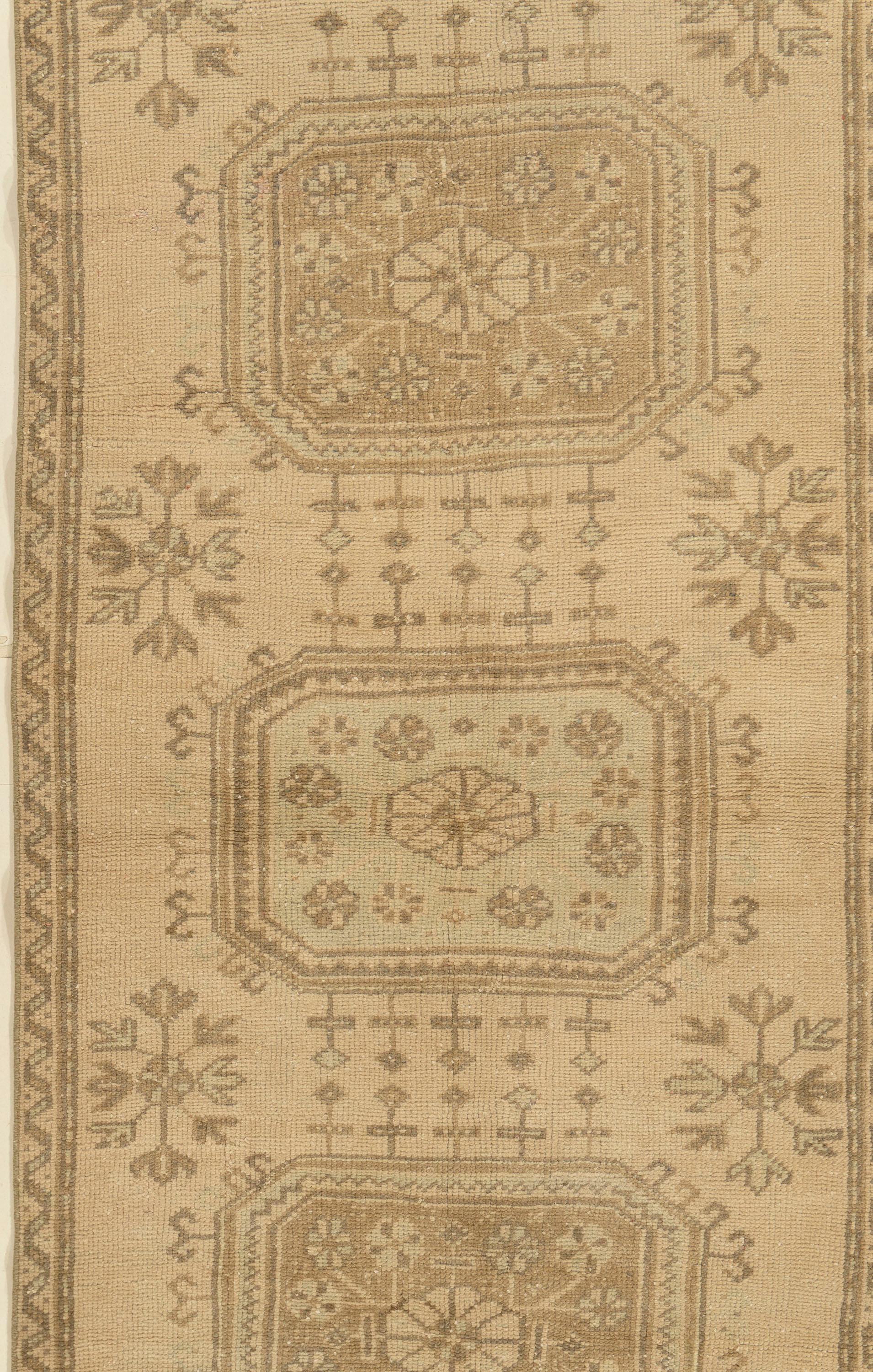 Alfombra turca vintage Oushak de 3'3 x 11'3. Incluso hoy en día, las alfombras Oushak siguen siendo la primera elección de los diseñadores de interiores profesionales. A veces, esto se debe a que, al clasificar las alfombras Oushak, los entendidos
