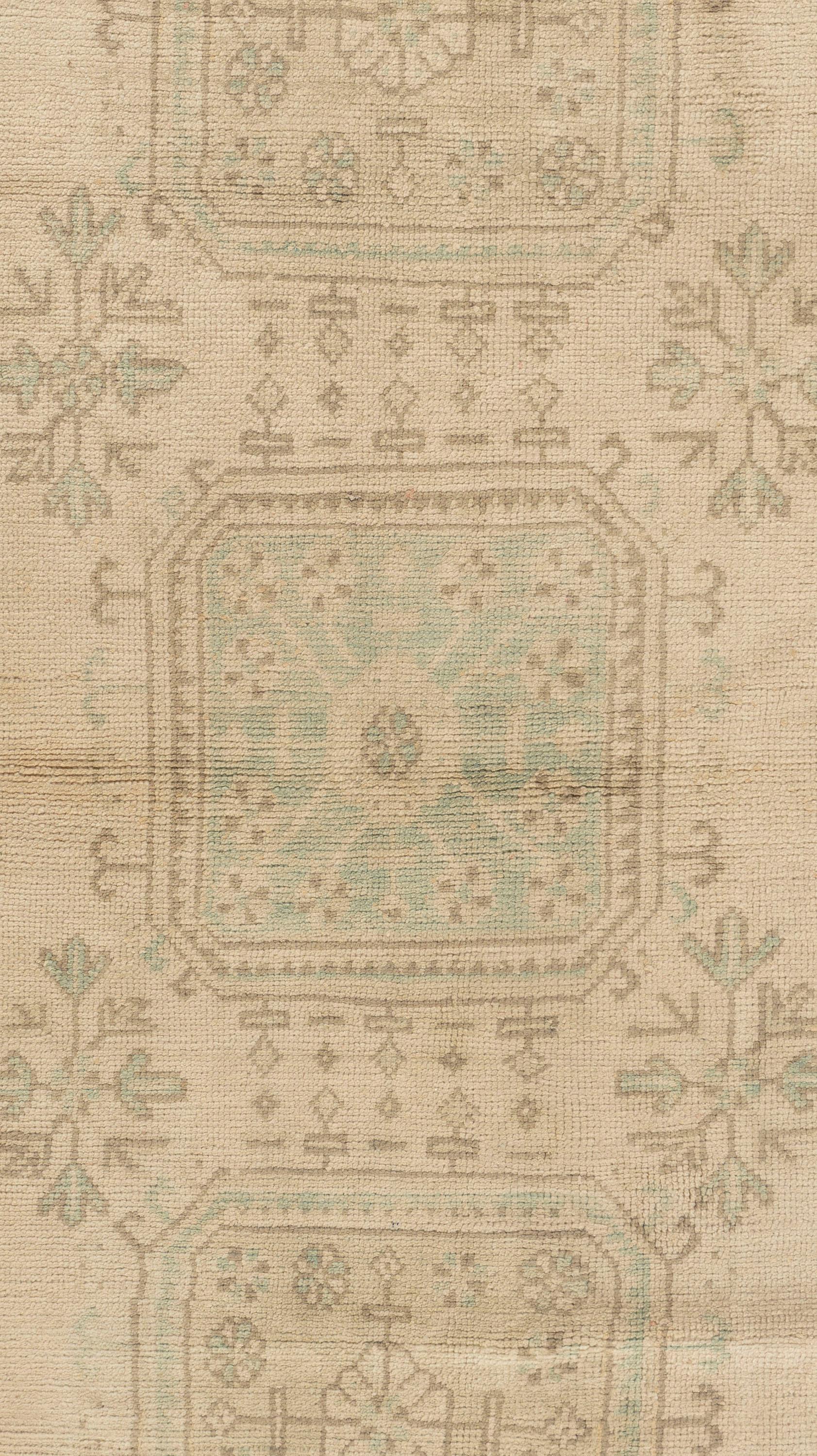 Vintage Turc Oushak Runne 3'3 X 11'4. Ces tapis attrayants conviennent à une grande variété d'endroits, mais l'effet significatif des Oushaks est qu'ils rassemblent l'espace, le rendant confortable et chaleureux. La technique artistique de tissage