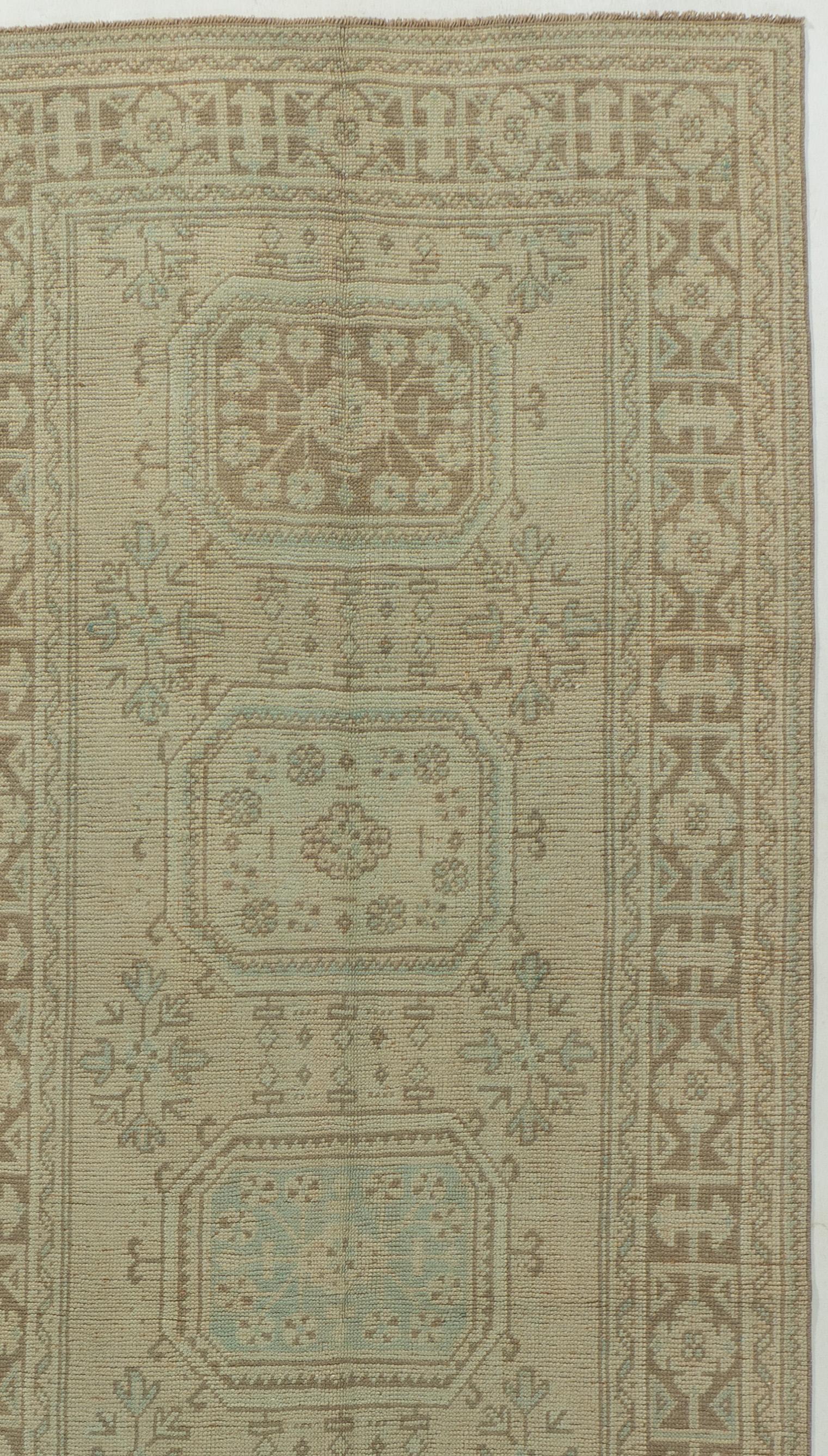 Vintage Turkish Oushak Runner 4'4 x 11'11. La qualité luxueuse de la laine (pour laquelle les Oushaks ont toujours été célèbres) a contribué à la vivacité des couleurs. Contrairement à la plupart des tapis turcs, les tapis Oushak ont été fortement