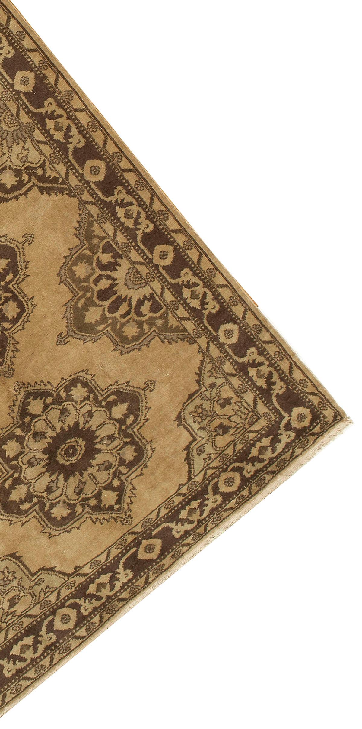 Türkischer Oushak-Läufer 4'9 x 12'6. Handgeknüpft in der Türkei, wo die Teppichweberei eher eine Kultur als ein Geschäft ist. Teppiche aus der Türkei sind bekannt für die hohe Qualität ihrer Wolle, ihre schönen Muster und warmen Farben. Diese
