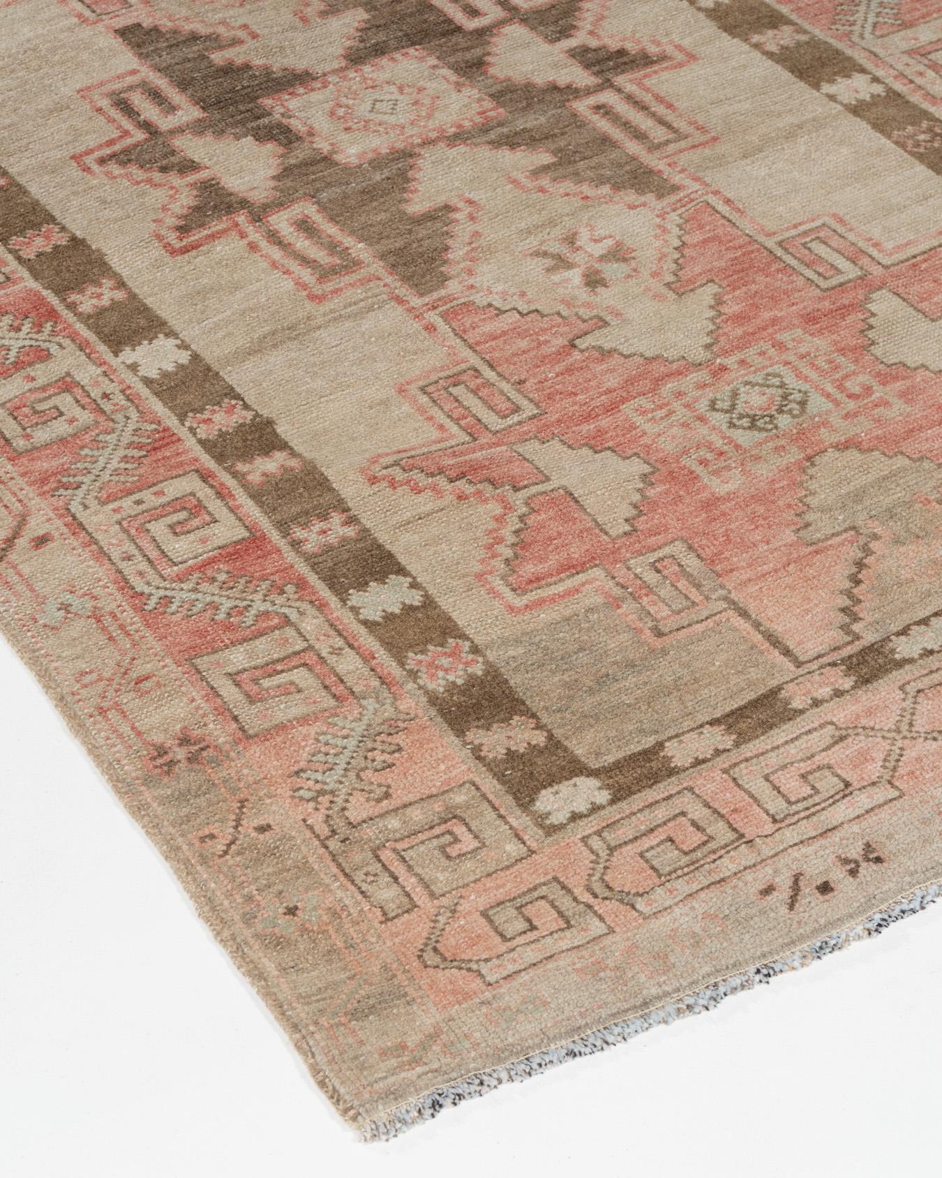 Vintage Turkish oushak Runner 3'10 x 12'3. Tissé à la main en Turquie où le tissage de tapis est une culture plutôt qu'un commerce. Les tapis de Turquie sont connus pour la haute qualité de leur laine, leurs beaux motifs et leurs couleurs chaudes.