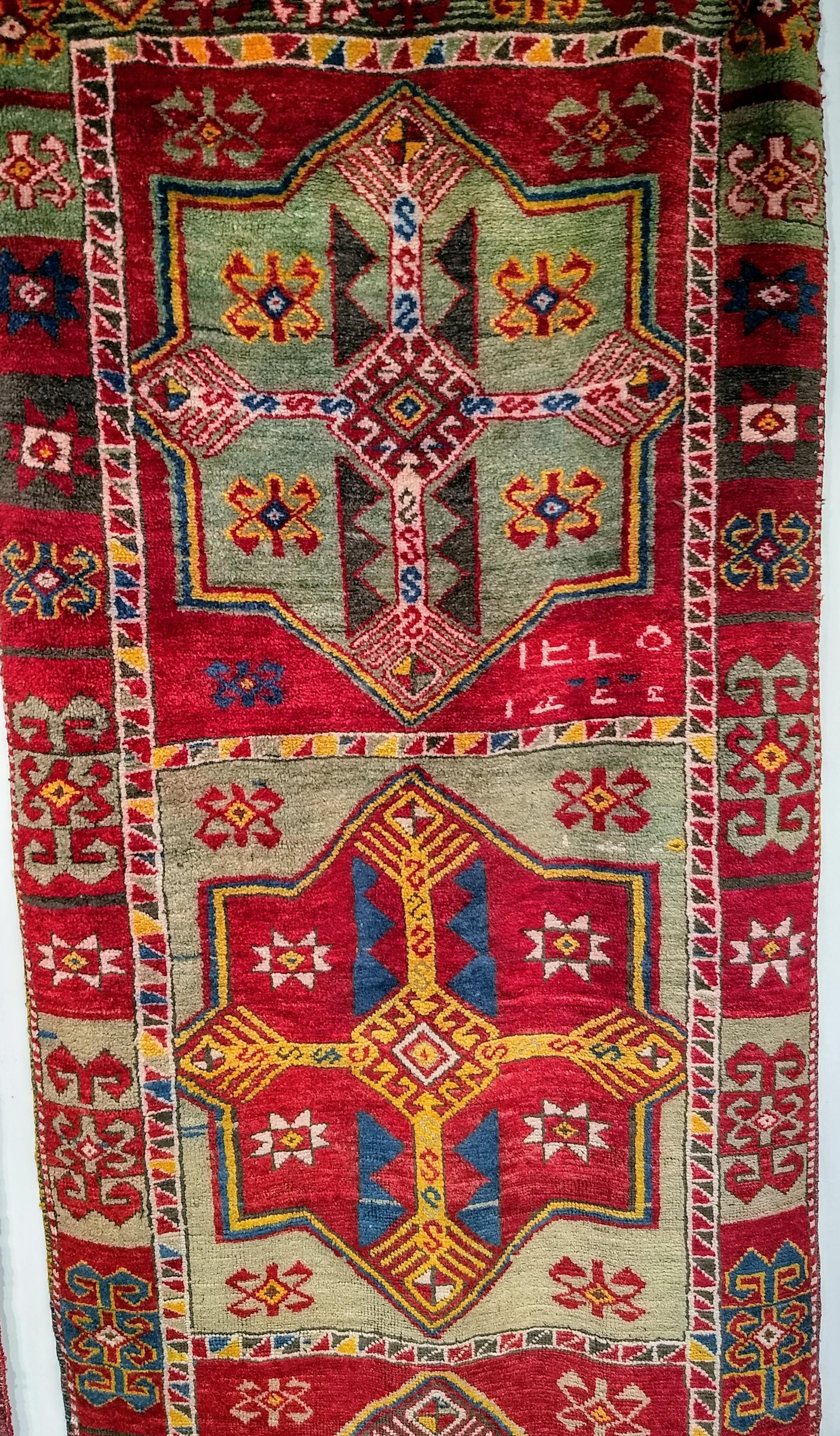 Schöner und farbenfroher türkischer Oushak-Läufer in einem geometrischen Muster aus den frühen 1900er Jahren.  Das Design des Läufers besteht aus einer Reihe axialer Medaillons in Grün-, Rot- und Brauntönen, die von anderen Farben durchzogen sind.  