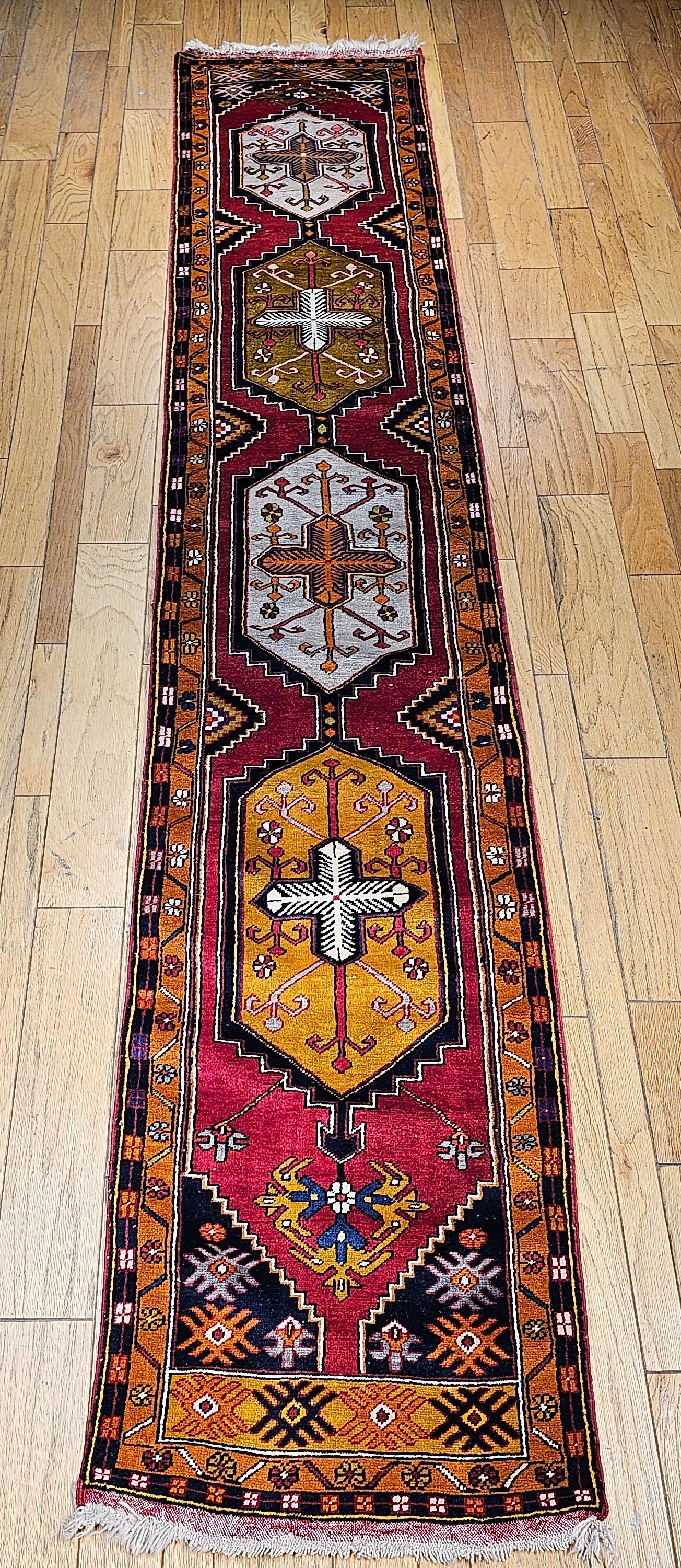 Vintage Turkish Oushak Runner – Red Field with Gold & Ivory Geometric Medallions For Sale 14