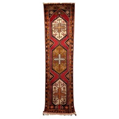 Vintage Turkish Oushak Runner - Red Field with Gold & Ivory Geometric Medallions (Chemin de table turc vintage - champ rouge avec médaillons géométriques or et ivoire)