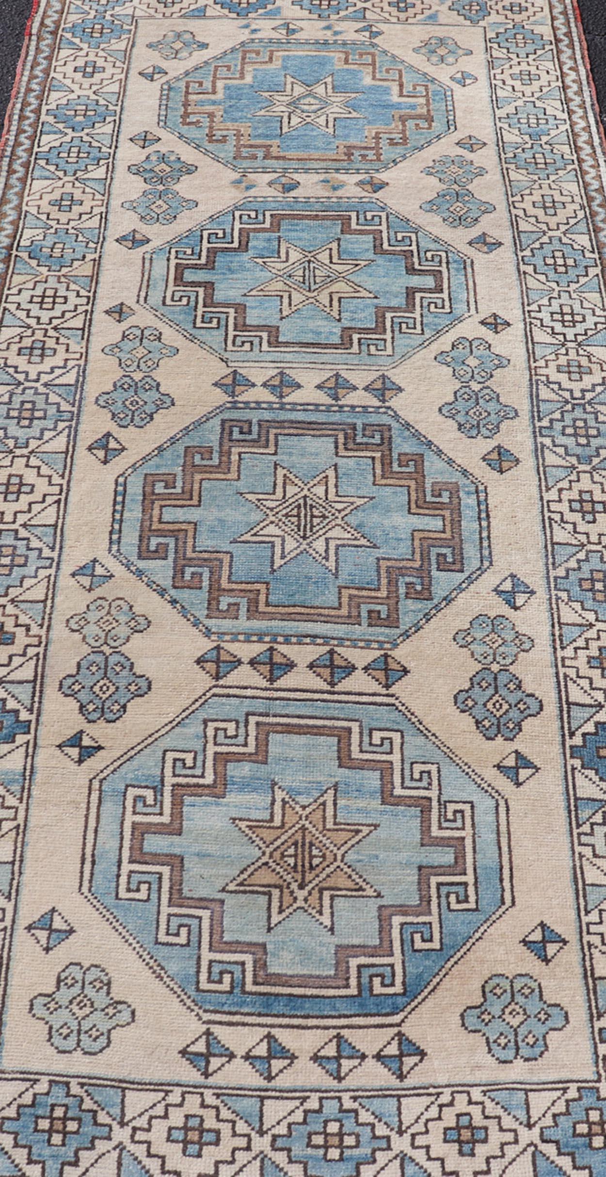 Mesures : 3'3 x 7'4 
Vintage Turkish Oushak Runner Geometric Patterns and Cool Tones 3'3 x 7'4 Keivan Woven Arts / Rug / EN-13249 Country of origin / type : Turquie / Oushak 

Le chemin de table Vintage Turkish Oushak est une pièce étonnante qui met