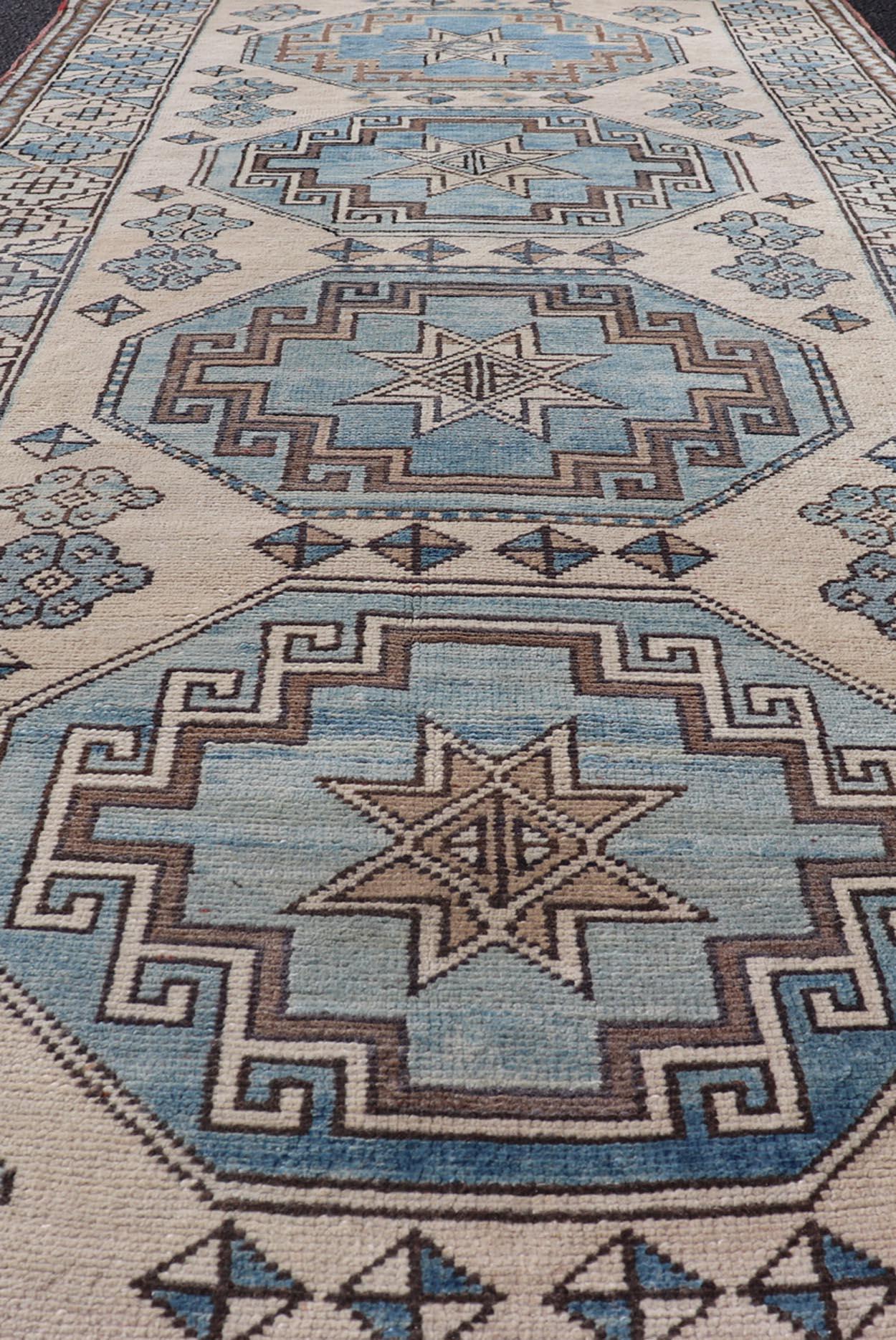 Turc Tapis de couloir turc Oushak vintage à motifs géométriques et tons froids 3'3 x 7'4 en vente