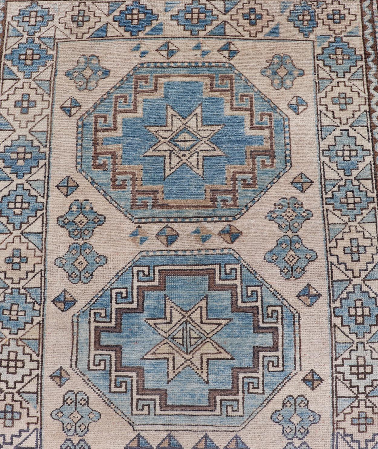 20ième siècle Tapis de couloir turc Oushak vintage à motifs géométriques et tons froids 3'3 x 7'4 en vente