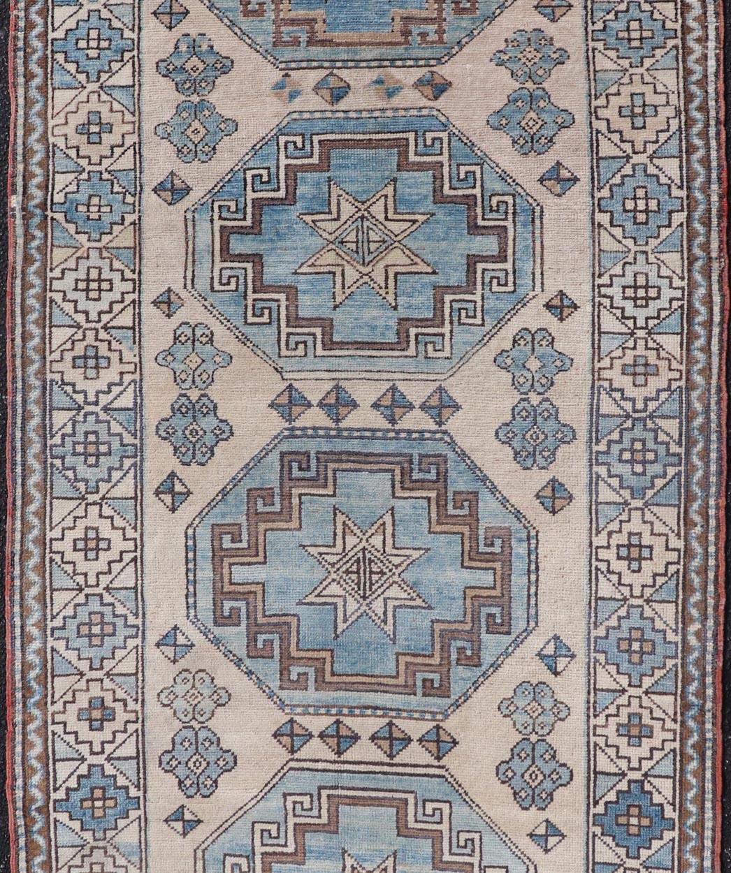 Tapis de couloir turc Oushak vintage à motifs géométriques et tons froids 3'3 x 7'4 en vente 1