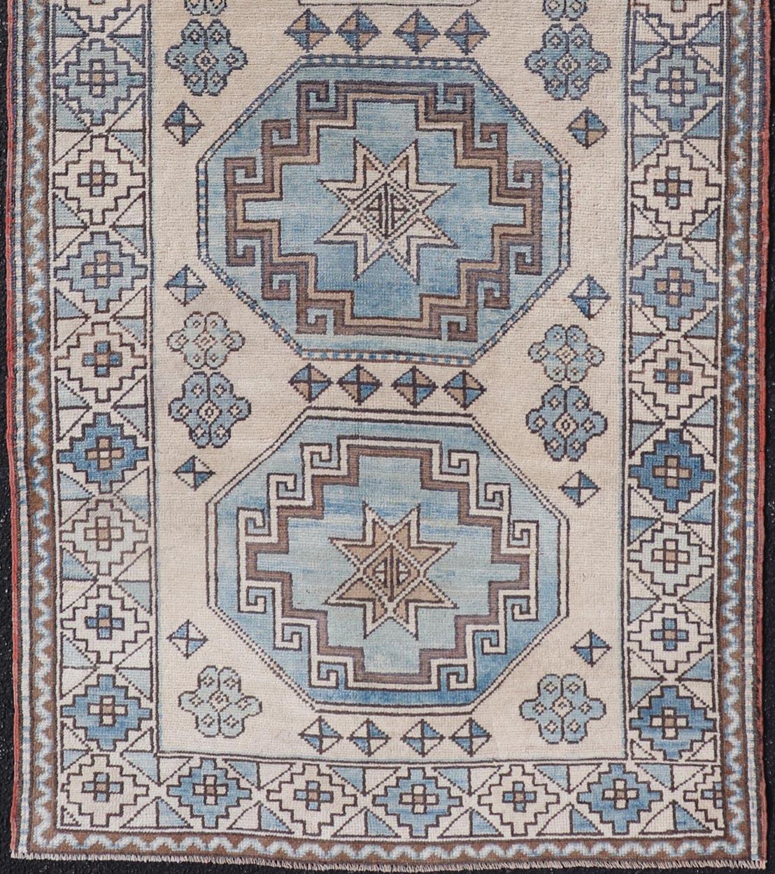 Tapis de couloir turc Oushak vintage à motifs géométriques et tons froids 3'3 x 7'4 en vente 2