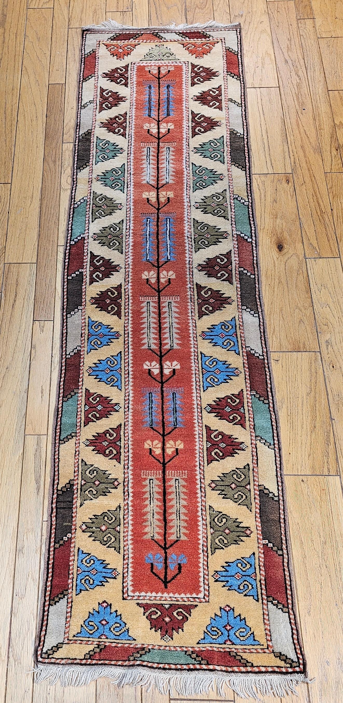 Türkischer Vintage Oushak-Läufer mit geometrischem Muster aus der Mitte des 19. Jahrhunderts.  Der Teppich hat ein modernes Design und schöne helle Farben, darunter Grün, Blau, Braun, Gelb, Rosa und Rot im Feld und in der Bordüre.  Die Mitte des