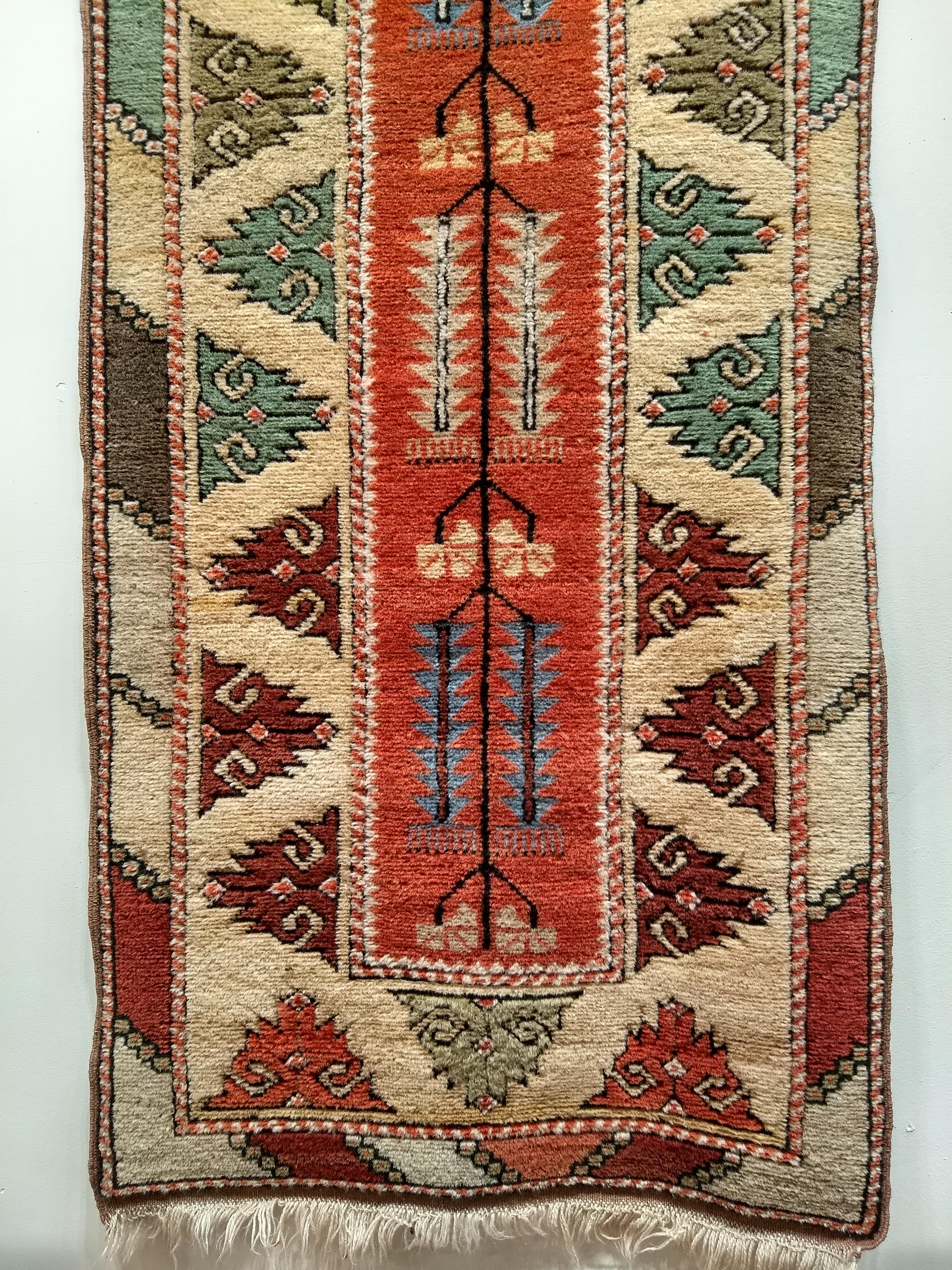 Teinture végétale Tapis de couloir turc Oushak vintage en terre cuite de couleurs rouge et jaune pâle en vente