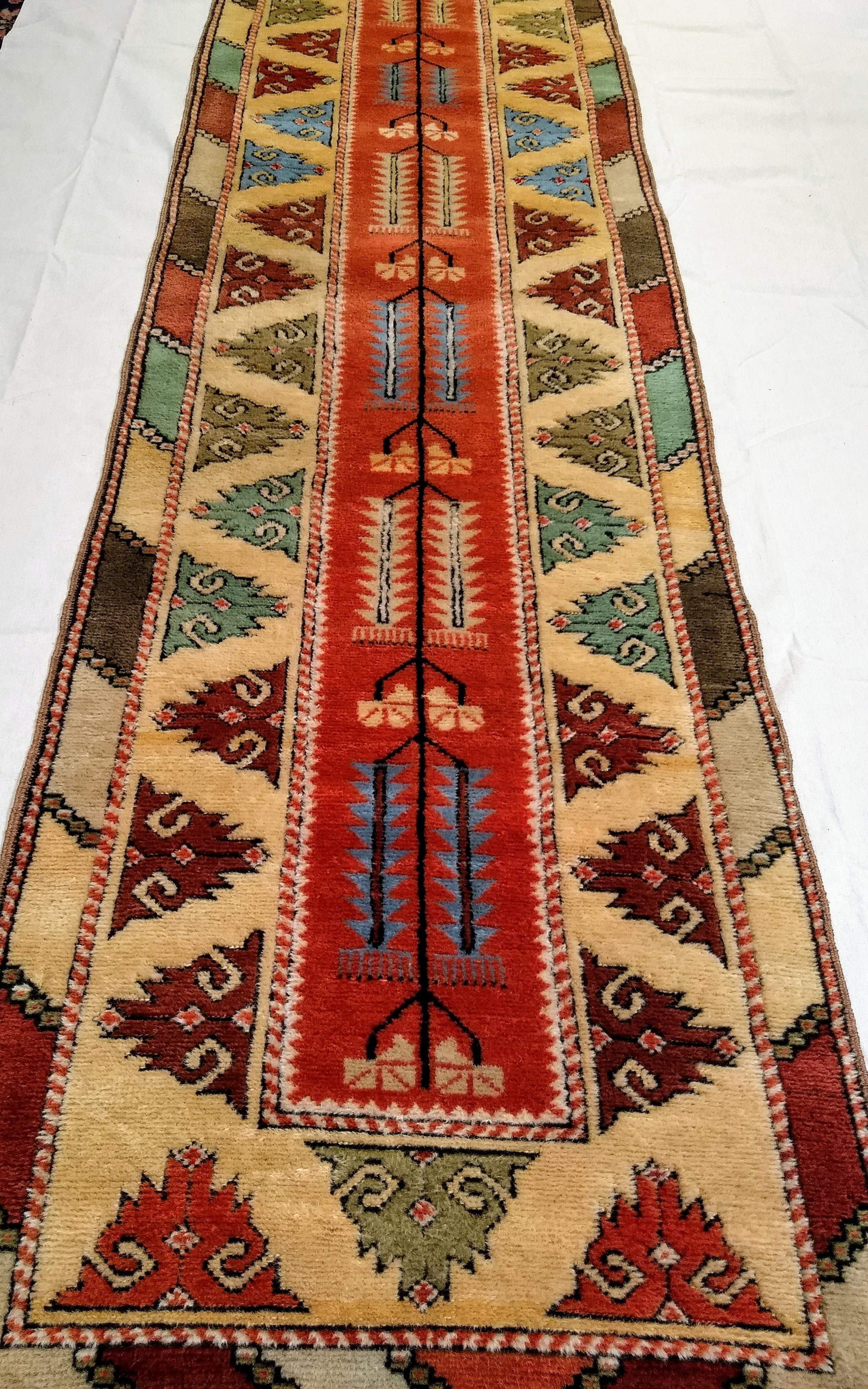 Tapis de couloir turc Oushak vintage en terre cuite de couleurs rouge et jaune pâle en vente 2